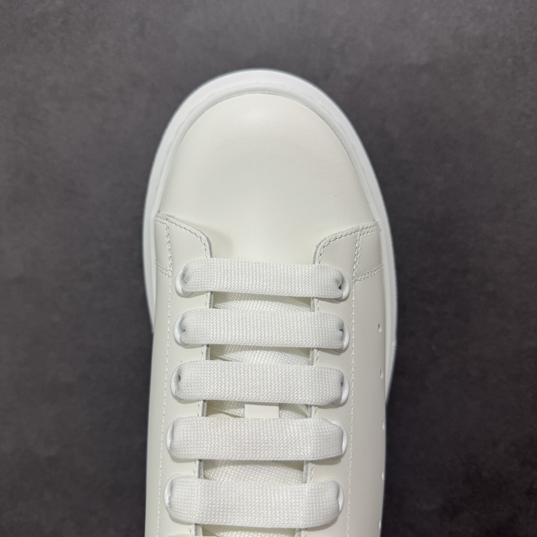 图片[8]-【顶级特价版】亚历山大 Alexander McQueen 麦昆小白鞋 全套专柜包装物及配件(附送快递加固牛皮纸盒) 外盒标嵌入核心防伪芯片装置,秒杀市面文案版本 鞋底支持NFC原码独立扫描 采用丝绸硬质头层小牛皮鞋面材质 内外超软小羊皮贴脚透气及超软PU脚感乳胶物料鞋 外置原抽真空高密度增高底 白色光滑牛皮革系带运动鞋，圆头设计，鞋跟点缀黑色绒面革细节。搭配宽扁鞋带，鞋舌和后帮饰有 Alexander McQueen 品牌标志。阔型橡胶鞋底。运动鞋另配一副白色鞋带材料 100% 小牛皮 所有细节与原版一致 尺码：35 36 37 38 39 40 41 42 43 44 45-选品中心