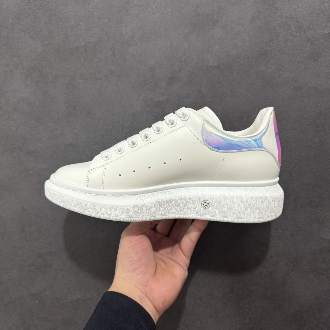 图片[2]-【顶级特价版】亚历山大 Alexander McQueen 麦昆小白鞋 全套专柜包装物及配件(附送快递加固牛皮纸盒) 外盒标嵌入核心防伪芯片装置,秒杀市面文案版本 鞋底支持NFC原码独立扫描 采用丝绸硬质头层小牛皮鞋面材质 内外超软小羊皮贴脚透气及超软PU脚感乳胶物料鞋 外置原抽真空高密度增高底 白色光滑牛皮革系带运动鞋，圆头设计，鞋跟点缀黑色绒面革细节。搭配宽扁鞋带，鞋舌和后帮饰有 Alexander McQueen 品牌标志。阔型橡胶鞋底。运动鞋另配一副白色鞋带材料 100% 小牛皮 所有细节与原版一致 尺码：35 36 37 38 39 40 41 42 43 44 45-选品中心