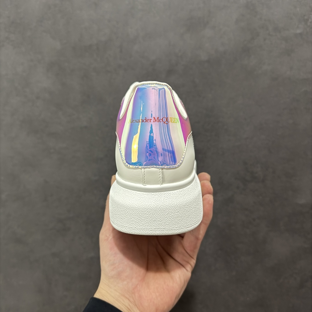 图片[4]-【顶级特价版】亚历山大 Alexander McQueen 麦昆小白鞋 全套专柜包装物及配件(附送快递加固牛皮纸盒) 外盒标嵌入核心防伪芯片装置,秒杀市面文案版本 鞋底支持NFC原码独立扫描 采用丝绸硬质头层小牛皮鞋面材质 内外超软小羊皮贴脚透气及超软PU脚感乳胶物料鞋 外置原抽真空高密度增高底 白色光滑牛皮革系带运动鞋，圆头设计，鞋跟点缀黑色绒面革细节。搭配宽扁鞋带，鞋舌和后帮饰有 Alexander McQueen 品牌标志。阔型橡胶鞋底。运动鞋另配一副白色鞋带材料 100% 小牛皮 所有细节与原版一致 尺码：35 36 37 38 39 40 41 42 43 44 45-选品中心