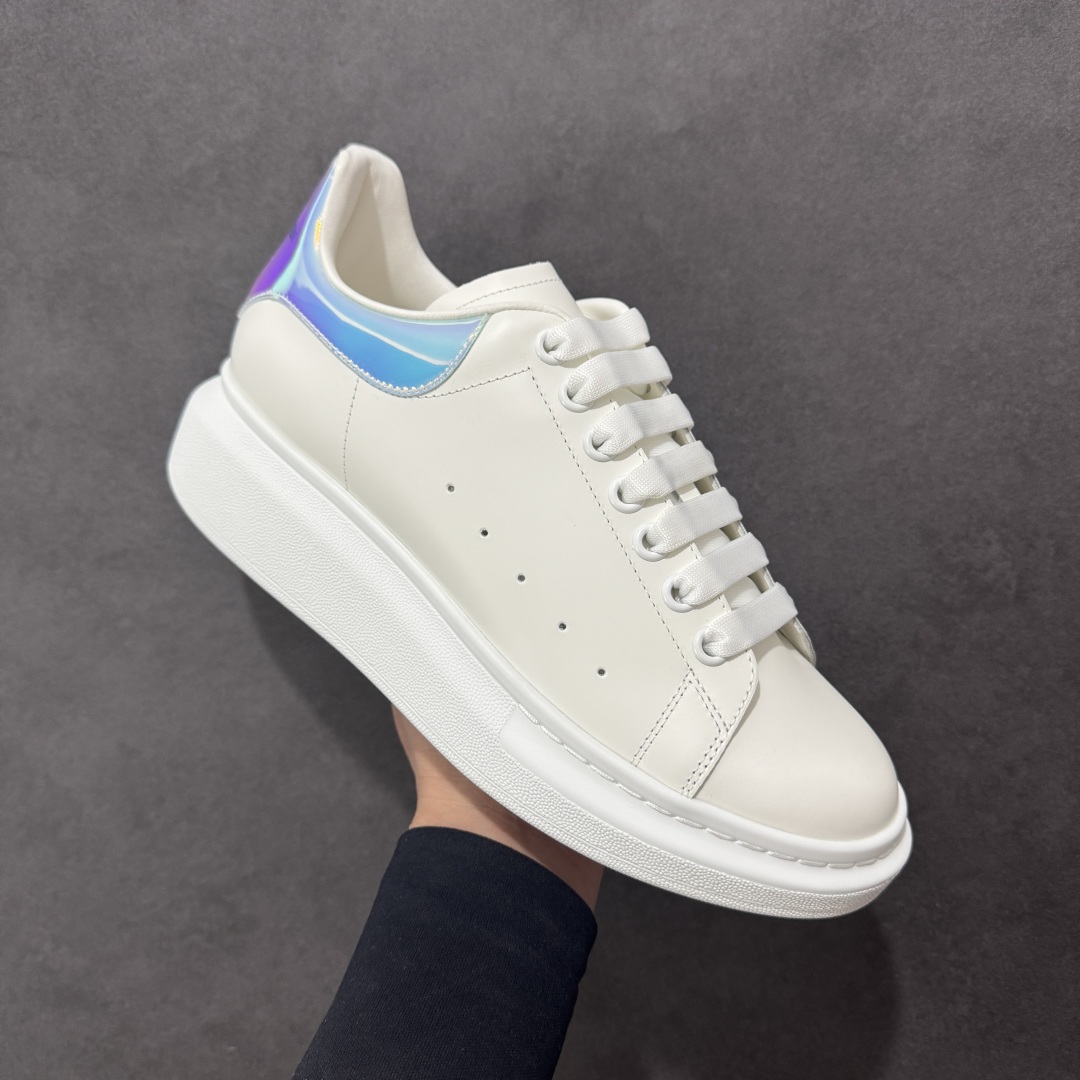 图片[3]-【顶级特价版】亚历山大 Alexander McQueen 麦昆小白鞋 全套专柜包装物及配件(附送快递加固牛皮纸盒) 外盒标嵌入核心防伪芯片装置,秒杀市面文案版本 鞋底支持NFC原码独立扫描 采用丝绸硬质头层小牛皮鞋面材质 内外超软小羊皮贴脚透气及超软PU脚感乳胶物料鞋 外置原抽真空高密度增高底 白色光滑牛皮革系带运动鞋，圆头设计，鞋跟点缀黑色绒面革细节。搭配宽扁鞋带，鞋舌和后帮饰有 Alexander McQueen 品牌标志。阔型橡胶鞋底。运动鞋另配一副白色鞋带材料 100% 小牛皮 所有细节与原版一致 尺码：35 36 37 38 39 40 41 42 43 44 45-选品中心