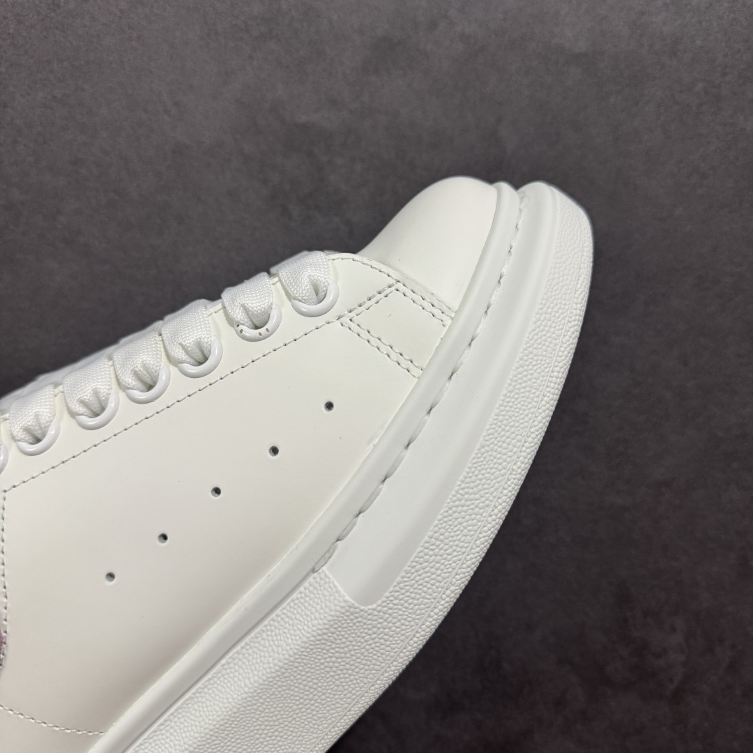 图片[5]-【顶级特价版】亚历山大 Alexander McQueen 麦昆小白鞋 全套专柜包装物及配件(附送快递加固牛皮纸盒) 外盒标嵌入核心防伪芯片装置,秒杀市面文案版本 鞋底支持NFC原码独立扫描 采用丝绸硬质头层小牛皮鞋面材质 内外超软小羊皮贴脚透气及超软PU脚感乳胶物料鞋 外置原抽真空高密度增高底 白色光滑牛皮革系带运动鞋，圆头设计，鞋跟点缀黑色绒面革细节。搭配宽扁鞋带，鞋舌和后帮饰有 Alexander McQueen 品牌标志。阔型橡胶鞋底。运动鞋另配一副白色鞋带材料 100% 小牛皮 所有细节与原版一致 尺码：35 36 37 38 39 40 41 42 43 44 45-选品中心