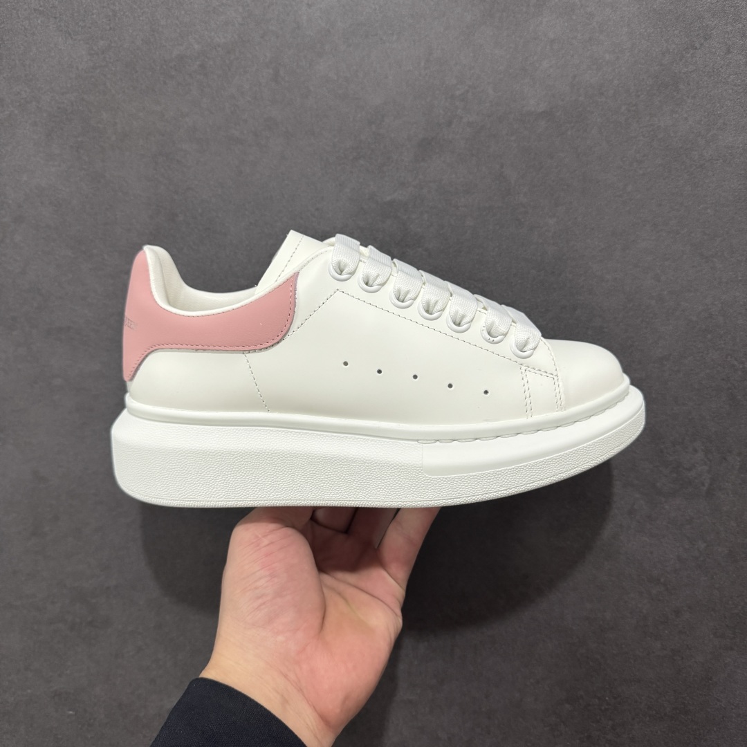 【顶级特价版】亚历山大 Alexander McQueen 麦昆小白鞋 全套专柜包装物及配件(附送快递加固牛皮纸盒) 外盒标嵌入核心防伪芯片装置,秒杀市面文案版本 鞋底支持NFC原码独立扫描 采用丝绸硬质头层小牛皮鞋面材质 内外超软小羊皮贴脚透气及超软PU脚感乳胶物料鞋 外置原抽真空高密度增高底 白色光滑牛皮革系带运动鞋,圆头设计,鞋跟点缀黑色绒面革细节。搭配宽扁鞋带,鞋舌和后帮饰有 Alexander McQueen 品牌标志。阔型橡胶鞋底。运动鞋另配一副白色鞋带材料 100% 小牛皮 所有细节与原版一致 尺码:35 36 37 38 39 40 41 42 43 44 45-选品中心