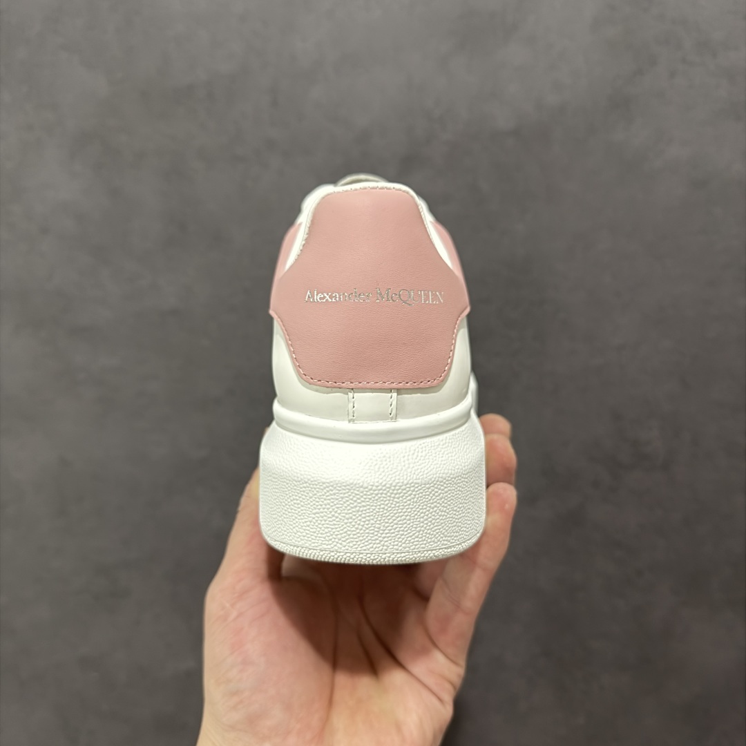 图片[4]-【顶级特价版】亚历山大 Alexander McQueen 麦昆小白鞋 全套专柜包装物及配件(附送快递加固牛皮纸盒) 外盒标嵌入核心防伪芯片装置,秒杀市面文案版本 鞋底支持NFC原码独立扫描 采用丝绸硬质头层小牛皮鞋面材质 内外超软小羊皮贴脚透气及超软PU脚感乳胶物料鞋 外置原抽真空高密度增高底 白色光滑牛皮革系带运动鞋，圆头设计，鞋跟点缀黑色绒面革细节。搭配宽扁鞋带，鞋舌和后帮饰有 Alexander McQueen 品牌标志。阔型橡胶鞋底。运动鞋另配一副白色鞋带材料 100% 小牛皮 所有细节与原版一致 尺码：35 36 37 38 39 40 41 42 43 44 45-选品中心