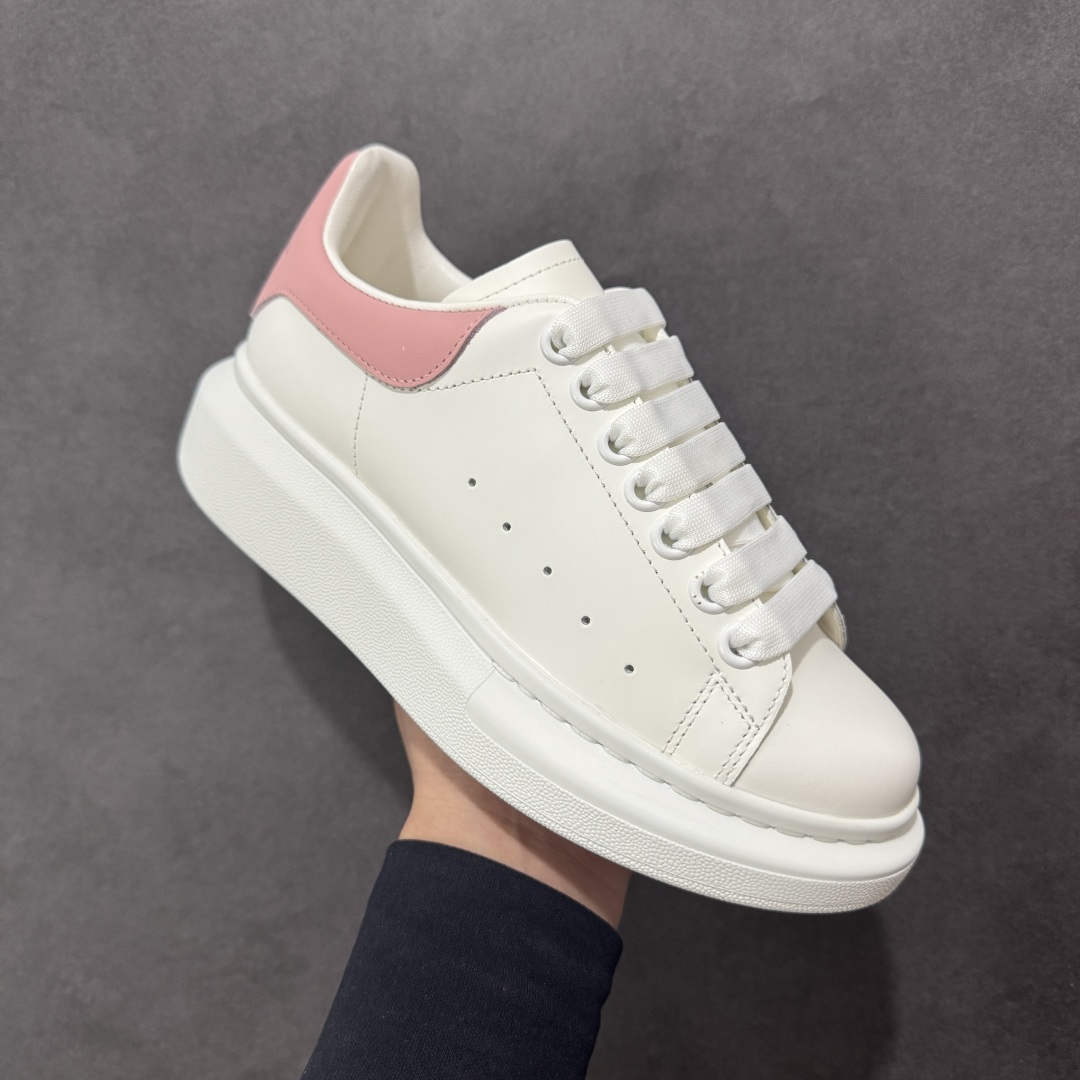 图片[3]-【顶级特价版】亚历山大 Alexander McQueen 麦昆小白鞋 全套专柜包装物及配件(附送快递加固牛皮纸盒) 外盒标嵌入核心防伪芯片装置,秒杀市面文案版本 鞋底支持NFC原码独立扫描 采用丝绸硬质头层小牛皮鞋面材质 内外超软小羊皮贴脚透气及超软PU脚感乳胶物料鞋 外置原抽真空高密度增高底 白色光滑牛皮革系带运动鞋，圆头设计，鞋跟点缀黑色绒面革细节。搭配宽扁鞋带，鞋舌和后帮饰有 Alexander McQueen 品牌标志。阔型橡胶鞋底。运动鞋另配一副白色鞋带材料 100% 小牛皮 所有细节与原版一致 尺码：35 36 37 38 39 40 41 42 43 44 45-选品中心