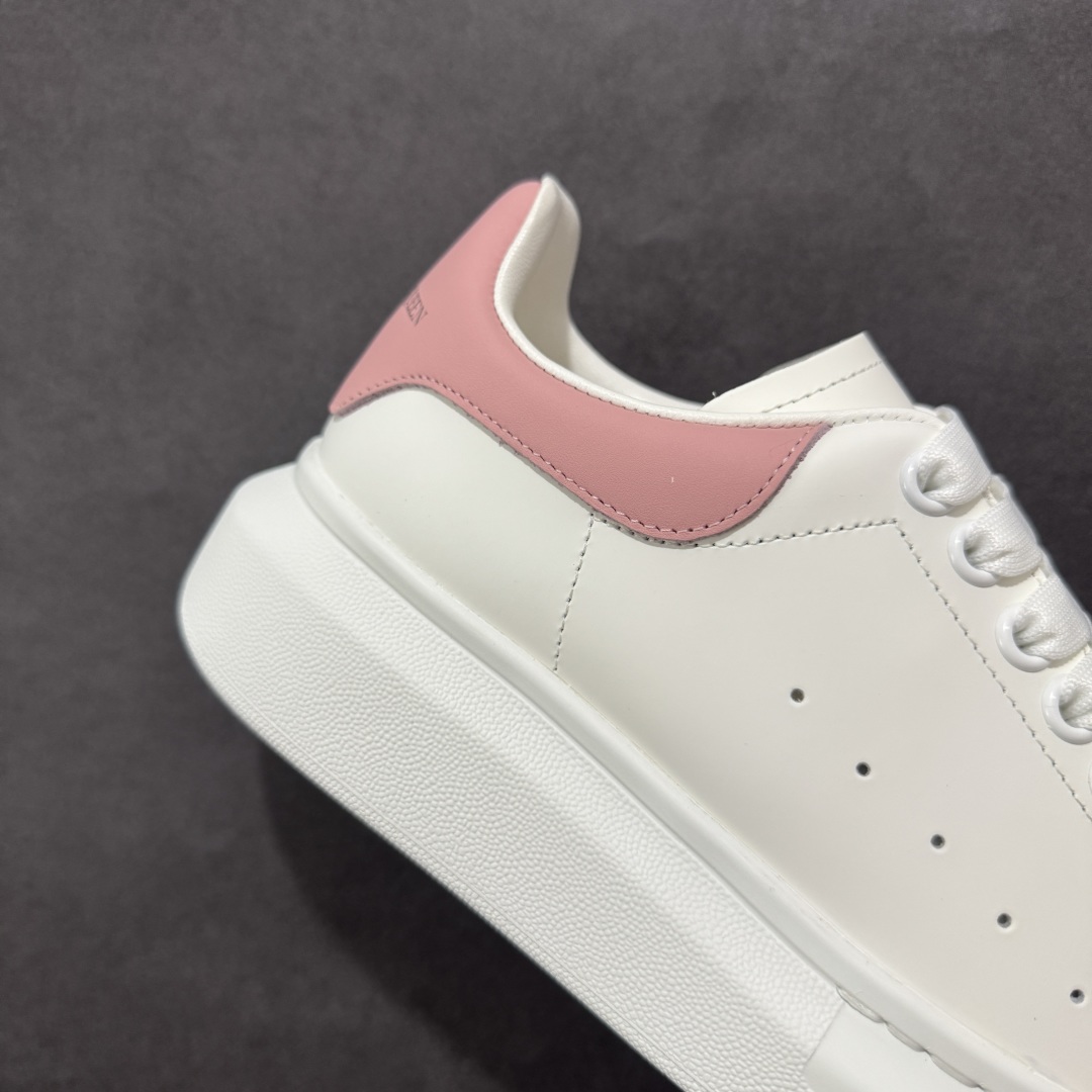 图片[6]-【顶级特价版】亚历山大 Alexander McQueen 麦昆小白鞋 全套专柜包装物及配件(附送快递加固牛皮纸盒) 外盒标嵌入核心防伪芯片装置,秒杀市面文案版本 鞋底支持NFC原码独立扫描 采用丝绸硬质头层小牛皮鞋面材质 内外超软小羊皮贴脚透气及超软PU脚感乳胶物料鞋 外置原抽真空高密度增高底 白色光滑牛皮革系带运动鞋，圆头设计，鞋跟点缀黑色绒面革细节。搭配宽扁鞋带，鞋舌和后帮饰有 Alexander McQueen 品牌标志。阔型橡胶鞋底。运动鞋另配一副白色鞋带材料 100% 小牛皮 所有细节与原版一致 尺码：35 36 37 38 39 40 41 42 43 44 45-选品中心