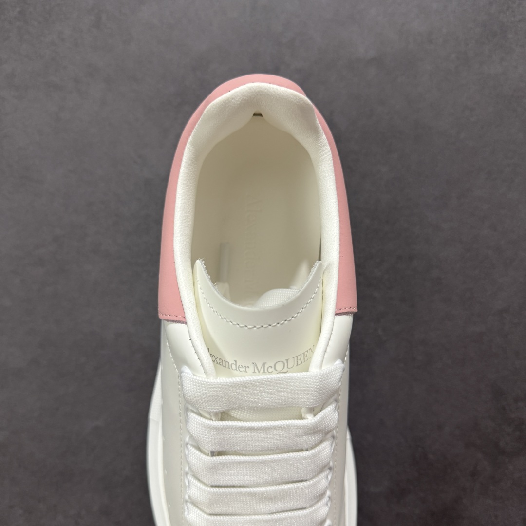 图片[7]-【顶级特价版】亚历山大 Alexander McQueen 麦昆小白鞋 全套专柜包装物及配件(附送快递加固牛皮纸盒) 外盒标嵌入核心防伪芯片装置,秒杀市面文案版本 鞋底支持NFC原码独立扫描 采用丝绸硬质头层小牛皮鞋面材质 内外超软小羊皮贴脚透气及超软PU脚感乳胶物料鞋 外置原抽真空高密度增高底 白色光滑牛皮革系带运动鞋，圆头设计，鞋跟点缀黑色绒面革细节。搭配宽扁鞋带，鞋舌和后帮饰有 Alexander McQueen 品牌标志。阔型橡胶鞋底。运动鞋另配一副白色鞋带材料 100% 小牛皮 所有细节与原版一致 尺码：35 36 37 38 39 40 41 42 43 44 45-选品中心