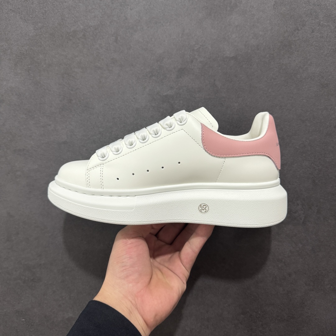 图片[2]-【顶级特价版】亚历山大 Alexander McQueen 麦昆小白鞋 全套专柜包装物及配件(附送快递加固牛皮纸盒) 外盒标嵌入核心防伪芯片装置,秒杀市面文案版本 鞋底支持NFC原码独立扫描 采用丝绸硬质头层小牛皮鞋面材质 内外超软小羊皮贴脚透气及超软PU脚感乳胶物料鞋 外置原抽真空高密度增高底 白色光滑牛皮革系带运动鞋，圆头设计，鞋跟点缀黑色绒面革细节。搭配宽扁鞋带，鞋舌和后帮饰有 Alexander McQueen 品牌标志。阔型橡胶鞋底。运动鞋另配一副白色鞋带材料 100% 小牛皮 所有细节与原版一致 尺码：35 36 37 38 39 40 41 42 43 44 45-选品中心