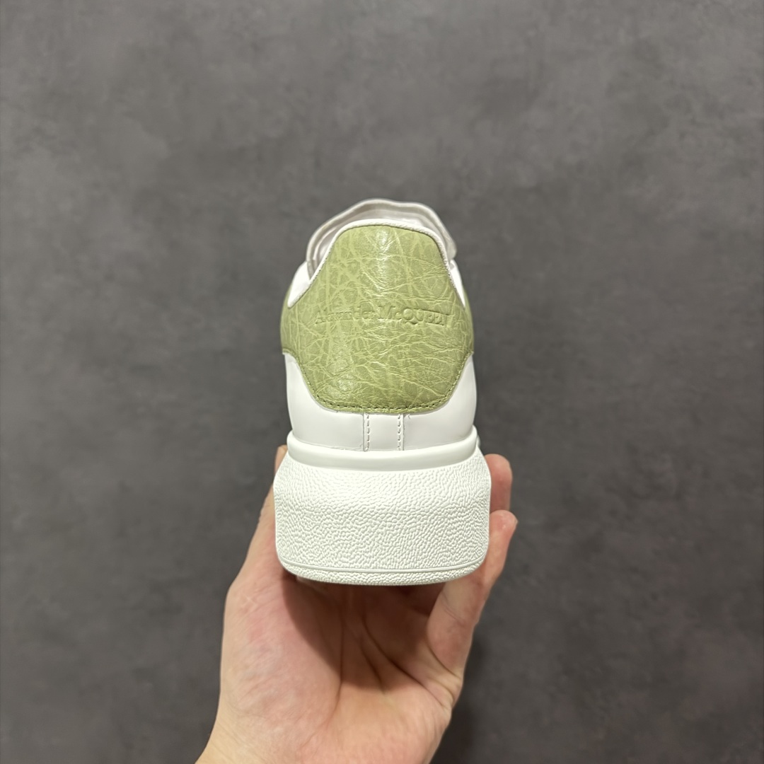 图片[4]-【顶级特价版】亚历山大 Alexander McQueen 麦昆小白鞋 全套专柜包装物及配件(附送快递加固牛皮纸盒) 外盒标嵌入核心防伪芯片装置,秒杀市面文案版本 鞋底支持NFC原码独立扫描 采用丝绸硬质头层小牛皮鞋面材质 内外超软小羊皮贴脚透气及超软PU脚感乳胶物料鞋 外置原抽真空高密度增高底 白色光滑牛皮革系带运动鞋，圆头设计，鞋跟点缀黑色绒面革细节。搭配宽扁鞋带，鞋舌和后帮饰有 Alexander McQueen 品牌标志。阔型橡胶鞋底。运动鞋另配一副白色鞋带材料 100% 小牛皮 所有细节与原版一致 尺码：35 36 37 38 39 40 41 42 43 44 45-选品中心