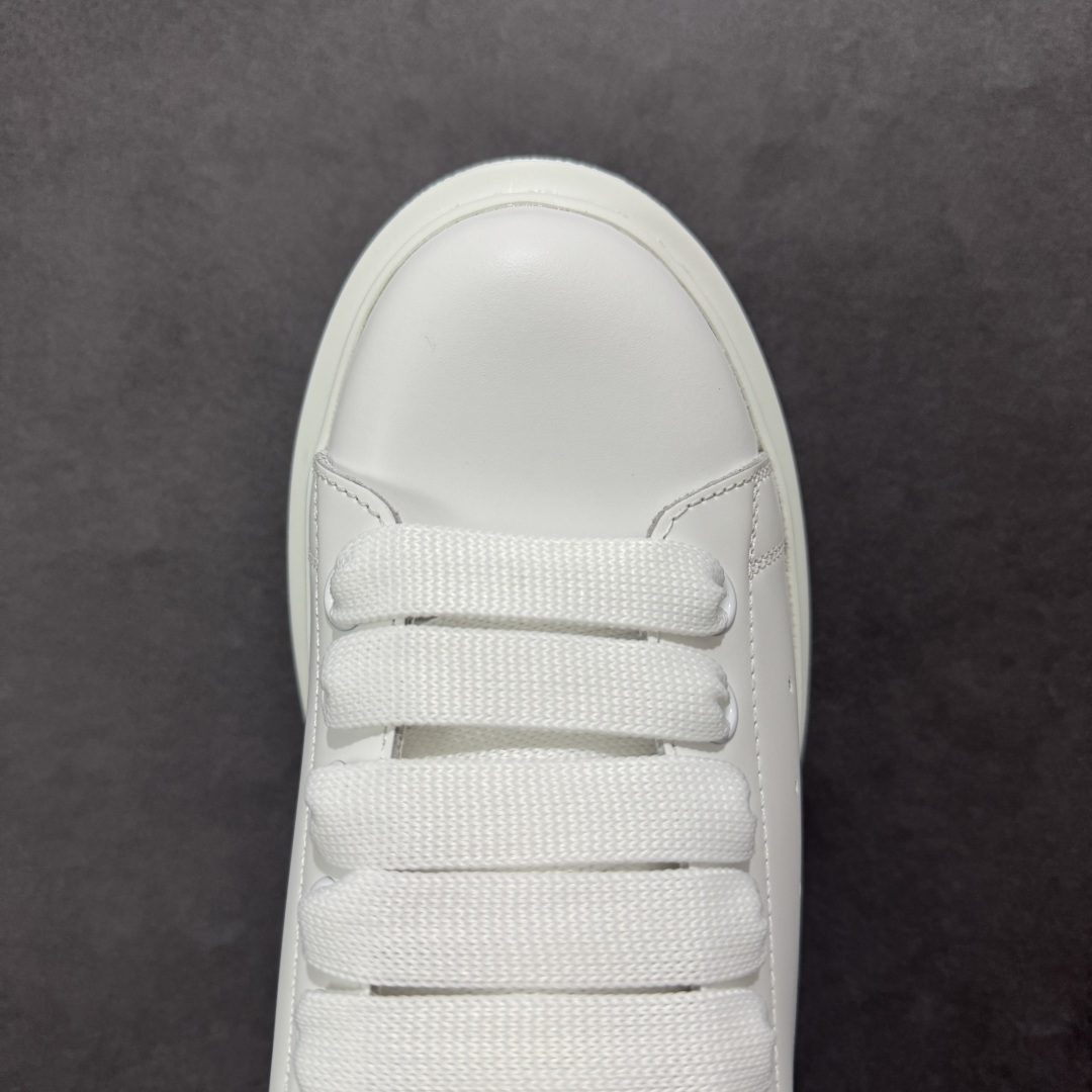 图片[8]-【顶级特价版】亚历山大 Alexander McQueen 麦昆小白鞋 全套专柜包装物及配件(附送快递加固牛皮纸盒) 外盒标嵌入核心防伪芯片装置,秒杀市面文案版本 鞋底支持NFC原码独立扫描 采用丝绸硬质头层小牛皮鞋面材质 内外超软小羊皮贴脚透气及超软PU脚感乳胶物料鞋 外置原抽真空高密度增高底 白色光滑牛皮革系带运动鞋，圆头设计，鞋跟点缀黑色绒面革细节。搭配宽扁鞋带，鞋舌和后帮饰有 Alexander McQueen 品牌标志。阔型橡胶鞋底。运动鞋另配一副白色鞋带材料 100% 小牛皮 所有细节与原版一致 尺码：35 36 37 38 39 40 41 42 43 44 45-选品中心