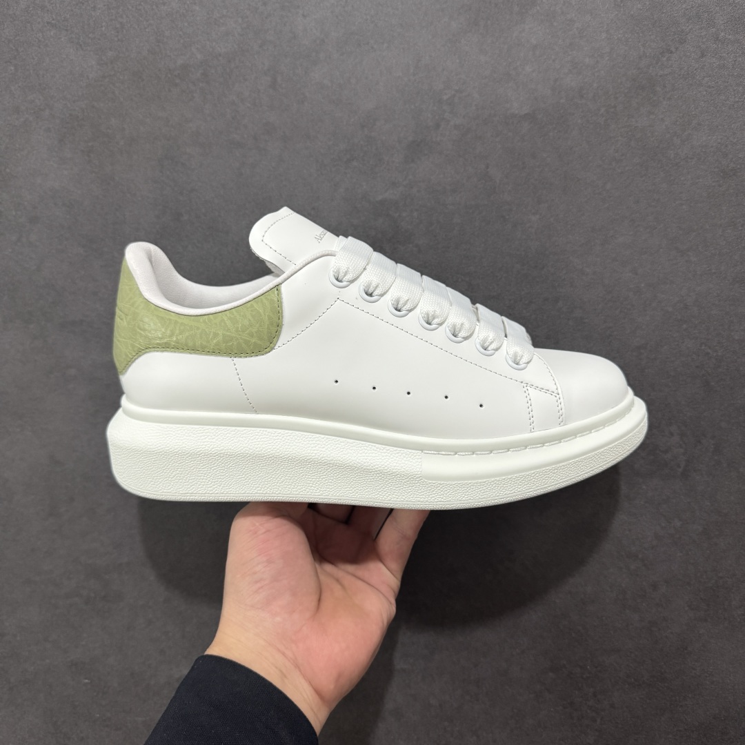 【顶级特价版】亚历山大 Alexander McQueen 麦昆小白鞋 全套专柜包装物及配件(附送快递加固牛皮纸盒) 外盒标嵌入核心防伪芯片装置,秒杀市面文案版本 鞋底支持NFC原码独立扫描 采用丝绸硬质头层小牛皮鞋面材质 内外超软小羊皮贴脚透气及超软PU脚感乳胶物料鞋 外置原抽真空高密度增高底 白色光滑牛皮革系带运动鞋,圆头设计,鞋跟点缀黑色绒面革细节。搭配宽扁鞋带,鞋舌和后帮饰有 Alexander McQueen 品牌标志。阔型橡胶鞋底。运动鞋另配一副白色鞋带材料 100% 小牛皮 所有细节与原版一致 尺码:35 36 37 38 39 40 41 42 43 44 45-选品中心