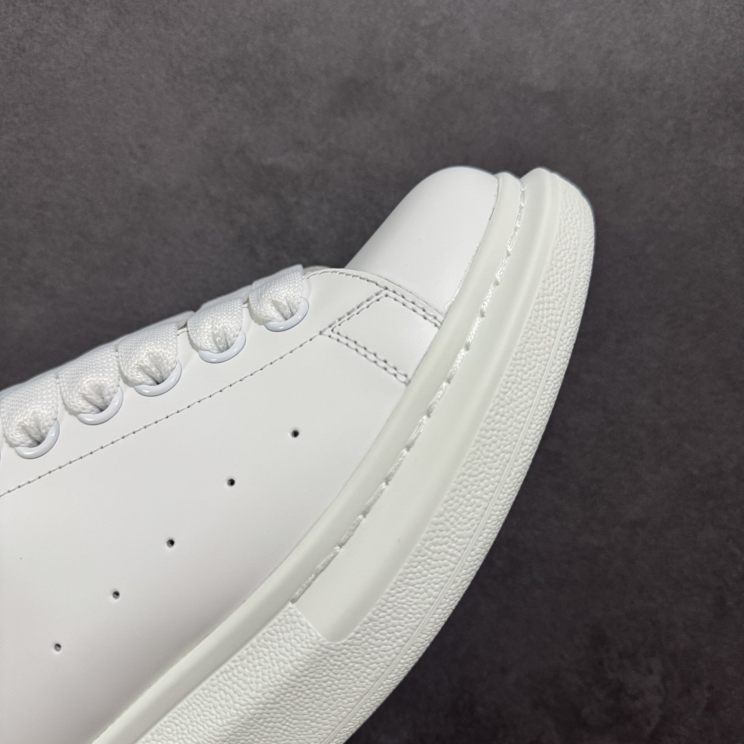 图片[5]-【顶级特价版】亚历山大 Alexander McQueen 麦昆小白鞋 全套专柜包装物及配件(附送快递加固牛皮纸盒) 外盒标嵌入核心防伪芯片装置,秒杀市面文案版本 鞋底支持NFC原码独立扫描 采用丝绸硬质头层小牛皮鞋面材质 内外超软小羊皮贴脚透气及超软PU脚感乳胶物料鞋 外置原抽真空高密度增高底 白色光滑牛皮革系带运动鞋，圆头设计，鞋跟点缀黑色绒面革细节。搭配宽扁鞋带，鞋舌和后帮饰有 Alexander McQueen 品牌标志。阔型橡胶鞋底。运动鞋另配一副白色鞋带材料 100% 小牛皮 所有细节与原版一致 尺码：35 36 37 38 39 40 41 42 43 44 45-选品中心