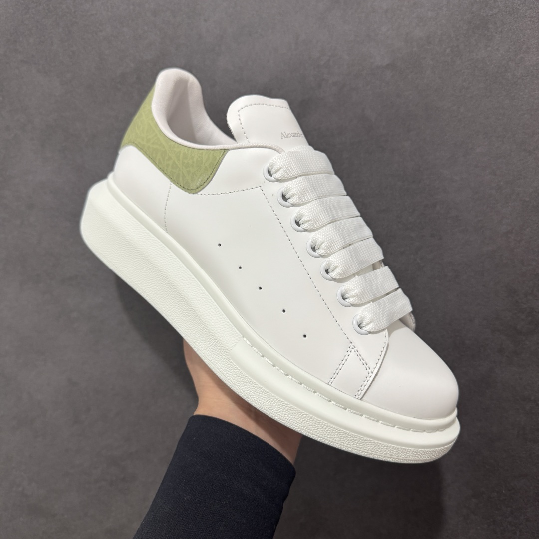 图片[3]-【顶级特价版】亚历山大 Alexander McQueen 麦昆小白鞋 全套专柜包装物及配件(附送快递加固牛皮纸盒) 外盒标嵌入核心防伪芯片装置,秒杀市面文案版本 鞋底支持NFC原码独立扫描 采用丝绸硬质头层小牛皮鞋面材质 内外超软小羊皮贴脚透气及超软PU脚感乳胶物料鞋 外置原抽真空高密度增高底 白色光滑牛皮革系带运动鞋，圆头设计，鞋跟点缀黑色绒面革细节。搭配宽扁鞋带，鞋舌和后帮饰有 Alexander McQueen 品牌标志。阔型橡胶鞋底。运动鞋另配一副白色鞋带材料 100% 小牛皮 所有细节与原版一致 尺码：35 36 37 38 39 40 41 42 43 44 45-选品中心