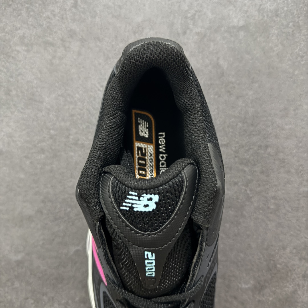 图片[7]-【公司级】New Balance NB2000 舒适百搭防滑耐磨低帮 休闲跑步鞋 New Balance 在近两年的球鞋市场屡出奇招，在经典鞋型保持进一步增长的同时，推出的每一款新鞋型也都有傲人的战绩。在 327、9060 等鞋型获得成功之后，今天 New Balance 家族又迎来了新鲜血液的注入。这双New Balance 2000 依然是融合了新旧元素的跑鞋造型，命名为 2000，或许是它的设计理念有着 Y2K 的血统。最大的亮点，在于这双鞋的中底。外侧以五个ABZORB 单元，带来极具辨识度和冲击力的视觉效果，让这双鞋在外观和脚感方面都颇具吸引力。 尺码：36 37 37.5 38 38.5 39 40 40.5 41 42 42.5 43 44 45-选品中心