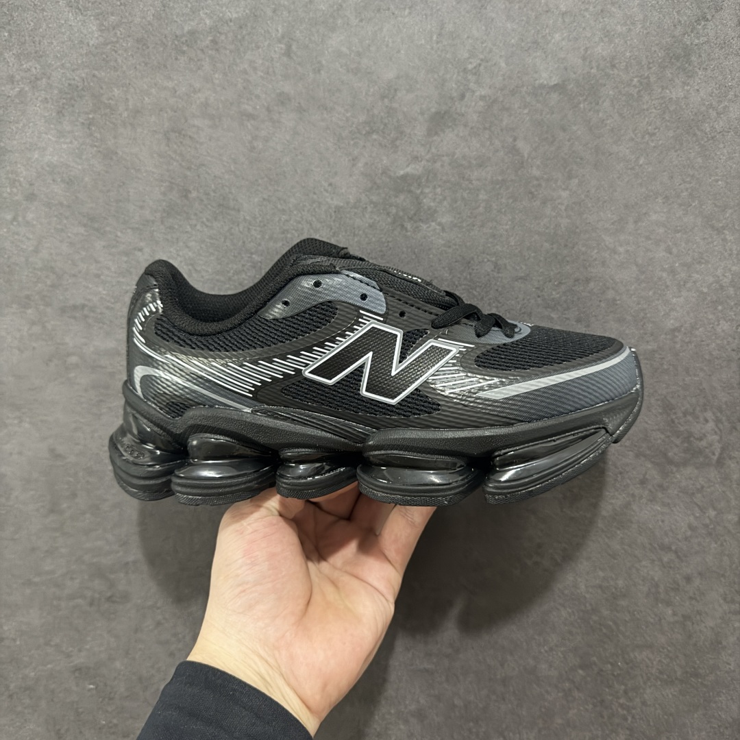 【公司级】New Balance NB2000 舒适百搭防滑耐磨低帮 休闲跑步鞋 New Balance 在近两年的球鞋市场屡出奇招,在经典鞋型保持进一步增长的同时,推出的每一款新鞋型也都有傲人的战绩。在 327、9060 等鞋型获得成功之后,今天 New Balance 家族又迎来了新鲜血液的注入。这双New Balance 2000 依然是融合了新旧元素的跑鞋造型,命名为 2000,或许是它的设计理念有着 Y2K 的血统。最大的亮点,在于这双鞋的中底。外侧以五个ABZORB 单元,带来极具辨识度和冲击力的视觉效果,让这双鞋在外观和脚感方面都颇具吸引力。 尺码:36 37 37.5 38 38.5 39 40 40.5 41 42 42.5 43 44 45-选品中心