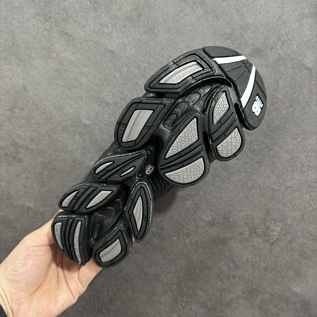 图片[9]-【公司级】New Balance NB2000 舒适百搭防滑耐磨低帮 休闲跑步鞋 New Balance 在近两年的球鞋市场屡出奇招，在经典鞋型保持进一步增长的同时，推出的每一款新鞋型也都有傲人的战绩。在 327、9060 等鞋型获得成功之后，今天 New Balance 家族又迎来了新鲜血液的注入。这双New Balance 2000 依然是融合了新旧元素的跑鞋造型，命名为 2000，或许是它的设计理念有着 Y2K 的血统。最大的亮点，在于这双鞋的中底。外侧以五个ABZORB 单元，带来极具辨识度和冲击力的视觉效果，让这双鞋在外观和脚感方面都颇具吸引力。 尺码：36 37 37.5 38 38.5 39 40 40.5 41 42 42.5 43 44 45-选品中心