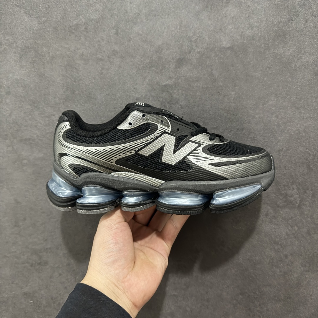 【公司级】New Balance NB2000 舒适百搭防滑耐磨低帮 休闲跑步鞋 New Balance 在近两年的球鞋市场屡出奇招,在经典鞋型保持进一步增长的同时,推出的每一款新鞋型也都有傲人的战绩。在 327、9060 等鞋型获得成功之后,今天 New Balance 家族又迎来了新鲜血液的注入。这双New Balance 2000 依然是融合了新旧元素的跑鞋造型,命名为 2000,或许是它的设计理念有着 Y2K 的血统。最大的亮点,在于这双鞋的中底。外侧以五个ABZORB 单元,带来极具辨识度和冲击力的视觉效果,让这双鞋在外观和脚感方面都颇具吸引力。 尺码:36 37 37.5 38 38.5 39 40 40.5 41 42 42.5 43 44 45-选品中心