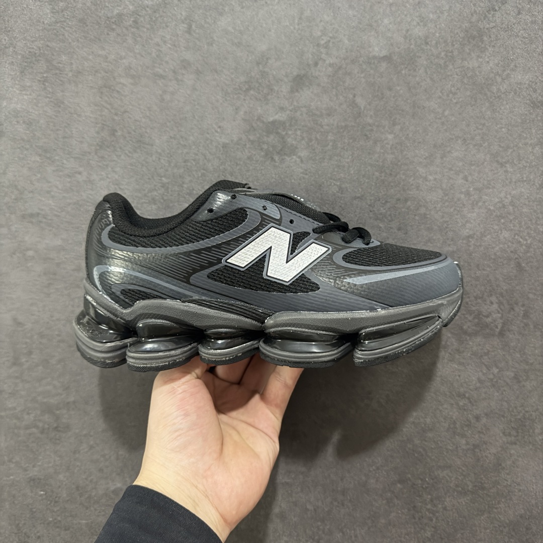 【公司级】New Balance NB2000 舒适百搭防滑耐磨低帮 休闲跑步鞋 New Balance 在近两年的球鞋市场屡出奇招，在经典鞋型保持进一步增长的同时，推出的每一款新鞋型也都有傲人的战绩。在 327、9060 等鞋型获得成功之后，今天 New Balance 家族又迎来了新鲜血液的注入。这双New Balance 2000 依然是融合了新旧元素的跑鞋造型，命名为 2000，或许是它的设计理念有着 Y2K 的血统。最大的亮点，在于这双鞋的中底。外侧以五个ABZORB 单元，带来极具辨识度和冲击力的视觉效果，让这双鞋在外观和脚感方面都颇具吸引力。 尺码：36 37 37.5 38 38.5 39 40 40.5 41 42 42.5 43 44 45-选品中心