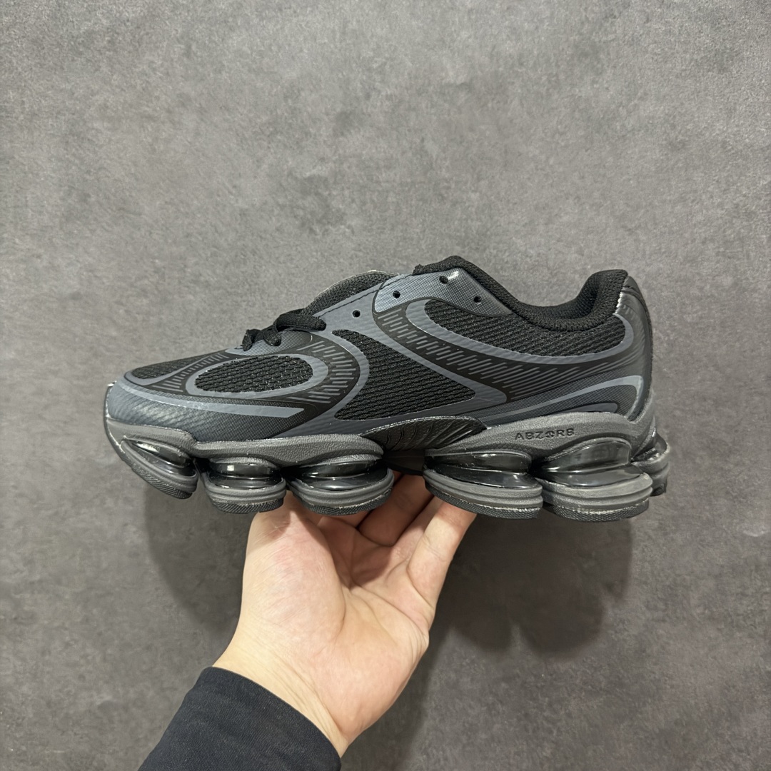 图片[2]-【公司级】New Balance NB2000 舒适百搭防滑耐磨低帮 休闲跑步鞋 New Balance 在近两年的球鞋市场屡出奇招，在经典鞋型保持进一步增长的同时，推出的每一款新鞋型也都有傲人的战绩。在 327、9060 等鞋型获得成功之后，今天 New Balance 家族又迎来了新鲜血液的注入。这双New Balance 2000 依然是融合了新旧元素的跑鞋造型，命名为 2000，或许是它的设计理念有着 Y2K 的血统。最大的亮点，在于这双鞋的中底。外侧以五个ABZORB 单元，带来极具辨识度和冲击力的视觉效果，让这双鞋在外观和脚感方面都颇具吸引力。 尺码：36 37 37.5 38 38.5 39 40 40.5 41 42 42.5 43 44 45-选品中心