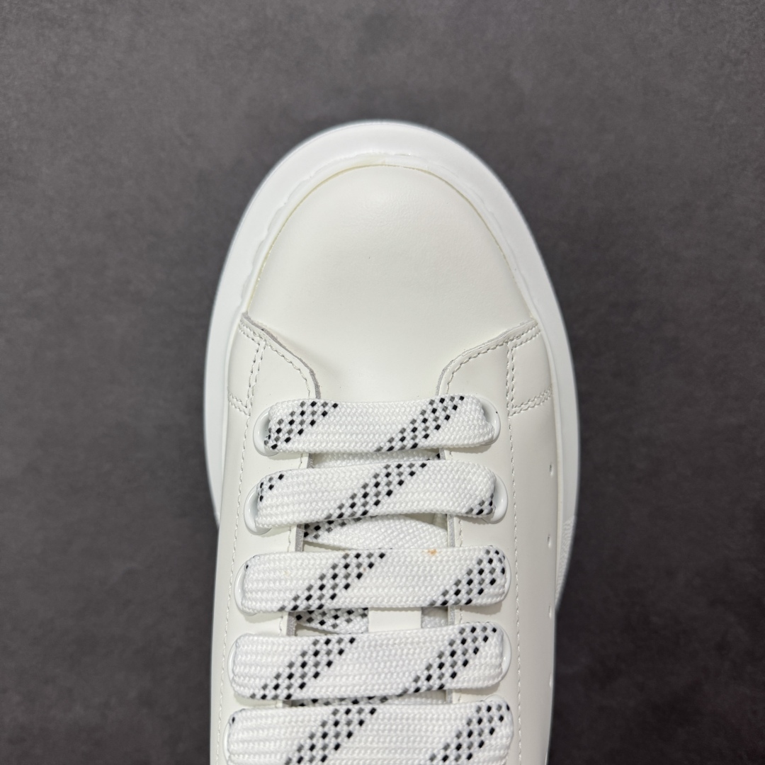 图片[8]-【顶级特价版】亚历山大 Alexander McQueen 麦昆小白鞋 全套专柜包装物及配件(附送快递加固牛皮纸盒) 外盒标嵌入核心防伪芯片装置,秒杀市面文案版本 鞋底支持NFC原码独立扫描 采用丝绸硬质头层小牛皮鞋面材质 内外超软小羊皮贴脚透气及超软PU脚感乳胶物料鞋 外置原抽真空高密度增高底 白色光滑牛皮革系带运动鞋，圆头设计，鞋跟点缀黑色绒面革细节。搭配宽扁鞋带，鞋舌和后帮饰有 Alexander McQueen 品牌标志。阔型橡胶鞋底。运动鞋另配一副白色鞋带材料 100% 小牛皮 所有细节与原版一致 尺码：35 36 37 38 39 40 41 42 43 44 45-选品中心