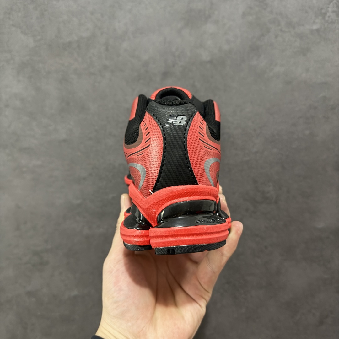 图片[4]-【公司级】New Balance NB2000 舒适百搭防滑耐磨低帮 休闲跑步鞋 New Balance 在近两年的球鞋市场屡出奇招，在经典鞋型保持进一步增长的同时，推出的每一款新鞋型也都有傲人的战绩。在 327、9060 等鞋型获得成功之后，今天 New Balance 家族又迎来了新鲜血液的注入。这双New Balance 2000 依然是融合了新旧元素的跑鞋造型，命名为 2000，或许是它的设计理念有着 Y2K 的血统。最大的亮点，在于这双鞋的中底。外侧以五个ABZORB 单元，带来极具辨识度和冲击力的视觉效果，让这双鞋在外观和脚感方面都颇具吸引力。 尺码：36 37 37.5 38 38.5 39 40 40.5 41 42 42.5 43 44 45-选品中心