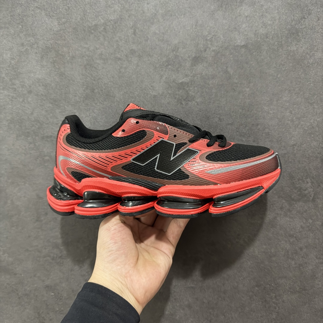 【公司级】New Balance NB2000 舒适百搭防滑耐磨低帮 休闲跑步鞋 New Balance 在近两年的球鞋市场屡出奇招,在经典鞋型保持进一步增长的同时,推出的每一款新鞋型也都有傲人的战绩。在 327、9060 等鞋型获得成功之后,今天 New Balance 家族又迎来了新鲜血液的注入。这双New Balance 2000 依然是融合了新旧元素的跑鞋造型,命名为 2000,或许是它的设计理念有着 Y2K 的血统。最大的亮点,在于这双鞋的中底。外侧以五个ABZORB 单元,带来极具辨识度和冲击力的视觉效果,让这双鞋在外观和脚感方面都颇具吸引力。 尺码:36 37 37.5 38 38.5 39 40 40.5 41 42 42.5 43 44 45-选品中心