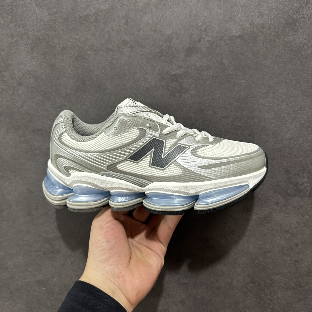 【公司级】New Balance NB2000 舒适百搭防滑耐磨低帮 休闲跑步鞋 New Balance 在近两年的球鞋市场屡出奇招，在经典鞋型保持进一步增长的同时，推出的每一款新鞋型也都有傲人的战绩。在 327、9060 等鞋型获得成功之后，今天 New Balance 家族又迎来了新鲜血液的注入。这双New Balance 2000 依然是融合了新旧元素的跑鞋造型，命名为 2000，或许是它的设计理念有着 Y2K 的血统。最大的亮点，在于这双鞋的中底。外侧以五个ABZORB 单元，带来极具辨识度和冲击力的视觉效果，让这双鞋在外观和脚感方面都颇具吸引力。 尺码：36 37 37.5 38 38.5 39 40 40.5 41 42 42.5 43 44 45-选品中心