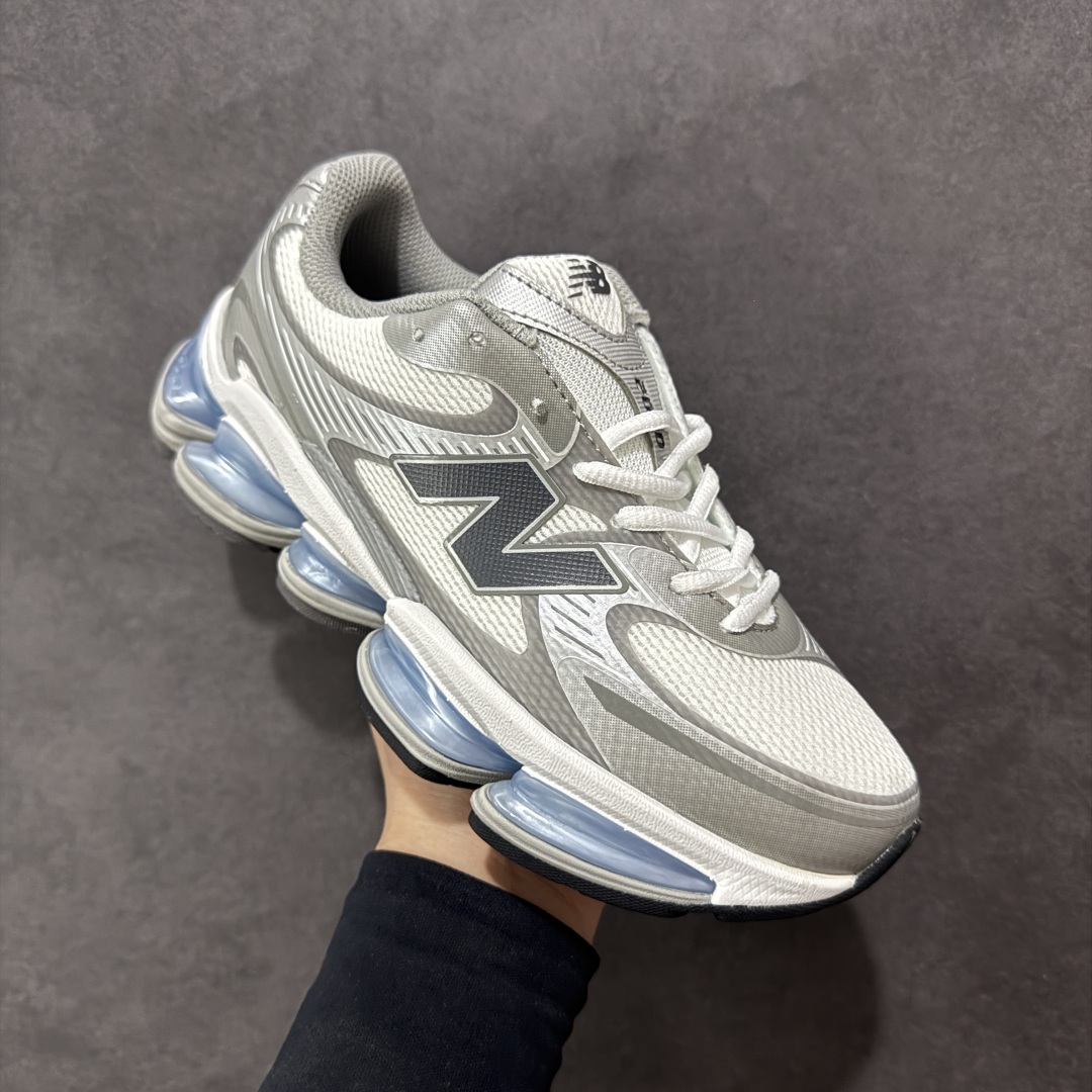 图片[3]-【公司级】New Balance NB2000 舒适百搭防滑耐磨低帮 休闲跑步鞋 New Balance 在近两年的球鞋市场屡出奇招，在经典鞋型保持进一步增长的同时，推出的每一款新鞋型也都有傲人的战绩。在 327、9060 等鞋型获得成功之后，今天 New Balance 家族又迎来了新鲜血液的注入。这双New Balance 2000 依然是融合了新旧元素的跑鞋造型，命名为 2000，或许是它的设计理念有着 Y2K 的血统。最大的亮点，在于这双鞋的中底。外侧以五个ABZORB 单元，带来极具辨识度和冲击力的视觉效果，让这双鞋在外观和脚感方面都颇具吸引力。 尺码：36 37 37.5 38 38.5 39 40 40.5 41 42 42.5 43 44 45-选品中心
