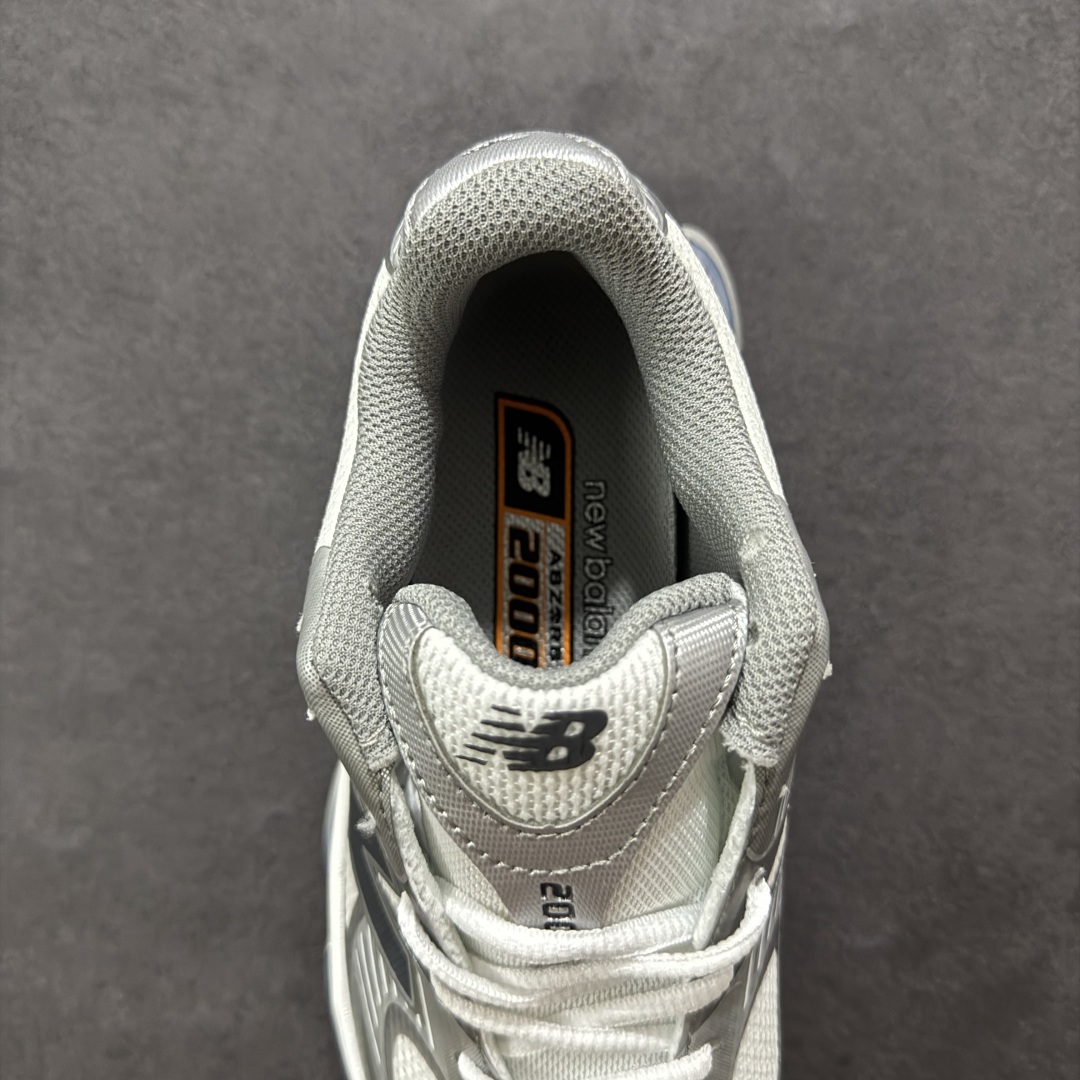 图片[7]-【公司级】New Balance NB2000 舒适百搭防滑耐磨低帮 休闲跑步鞋 New Balance 在近两年的球鞋市场屡出奇招，在经典鞋型保持进一步增长的同时，推出的每一款新鞋型也都有傲人的战绩。在 327、9060 等鞋型获得成功之后，今天 New Balance 家族又迎来了新鲜血液的注入。这双New Balance 2000 依然是融合了新旧元素的跑鞋造型，命名为 2000，或许是它的设计理念有着 Y2K 的血统。最大的亮点，在于这双鞋的中底。外侧以五个ABZORB 单元，带来极具辨识度和冲击力的视觉效果，让这双鞋在外观和脚感方面都颇具吸引力。 尺码：36 37 37.5 38 38.5 39 40 40.5 41 42 42.5 43 44 45-选品中心