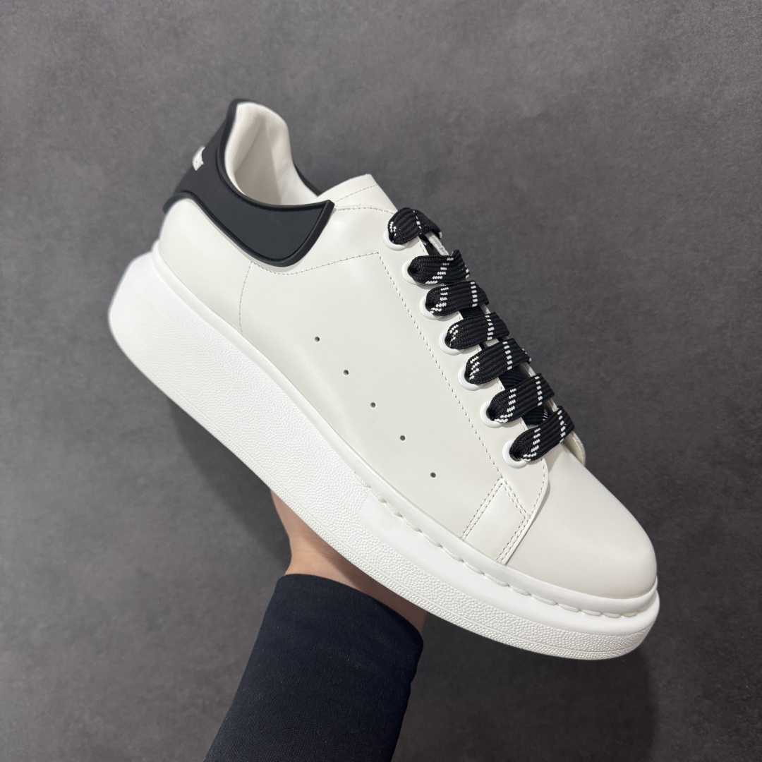 图片[3]-【顶级特价版】亚历山大 Alexander McQueen 麦昆小白鞋 全套专柜包装物及配件(附送快递加固牛皮纸盒) 外盒标嵌入核心防伪芯片装置,秒杀市面文案版本 鞋底支持NFC原码独立扫描 采用丝绸硬质头层小牛皮鞋面材质 内外超软小羊皮贴脚透气及超软PU脚感乳胶物料鞋 外置原抽真空高密度增高底 白色光滑牛皮革系带运动鞋，圆头设计，鞋跟点缀黑色绒面革细节。搭配宽扁鞋带，鞋舌和后帮饰有 Alexander McQueen 品牌标志。阔型橡胶鞋底。运动鞋另配一副白色鞋带材料 100% 小牛皮 所有细节与原版一致 尺码：35 36 37 38 39 40 41 42 43 44 45-选品中心