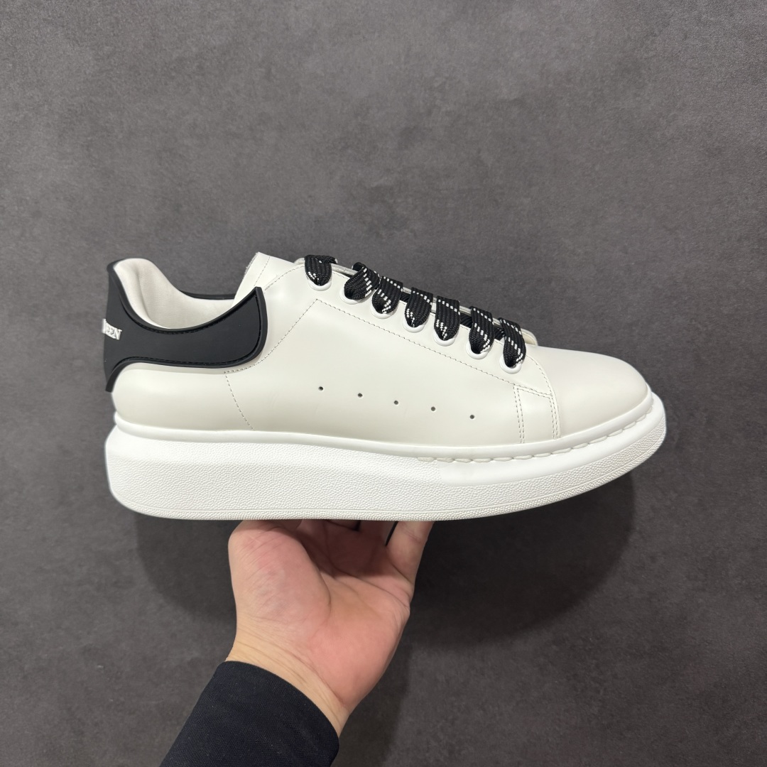 【顶级特价版】亚历山大 Alexander McQueen 麦昆小白鞋 全套专柜包装物及配件(附送快递加固牛皮纸盒) 外盒标嵌入核心防伪芯片装置,秒杀市面文案版本 鞋底支持NFC原码独立扫描 采用丝绸硬质头层小牛皮鞋面材质 内外超软小羊皮贴脚透气及超软PU脚感乳胶物料鞋 外置原抽真空高密度增高底 白色光滑牛皮革系带运动鞋,圆头设计,鞋跟点缀黑色绒面革细节。搭配宽扁鞋带,鞋舌和后帮饰有 Alexander McQueen 品牌标志。阔型橡胶鞋底。运动鞋另配一副白色鞋带材料 100% 小牛皮 所有细节与原版一致 尺码:35 36 37 38 39 40 41 42 43 44 45-选品中心