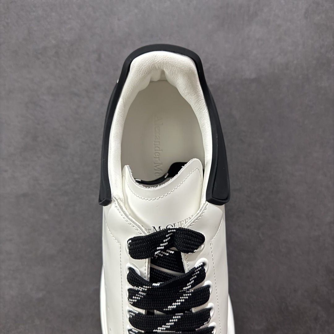 图片[7]-【顶级特价版】亚历山大 Alexander McQueen 麦昆小白鞋 全套专柜包装物及配件(附送快递加固牛皮纸盒) 外盒标嵌入核心防伪芯片装置,秒杀市面文案版本 鞋底支持NFC原码独立扫描 采用丝绸硬质头层小牛皮鞋面材质 内外超软小羊皮贴脚透气及超软PU脚感乳胶物料鞋 外置原抽真空高密度增高底 白色光滑牛皮革系带运动鞋，圆头设计，鞋跟点缀黑色绒面革细节。搭配宽扁鞋带，鞋舌和后帮饰有 Alexander McQueen 品牌标志。阔型橡胶鞋底。运动鞋另配一副白色鞋带材料 100% 小牛皮 所有细节与原版一致 尺码：35 36 37 38 39 40 41 42 43 44 45-选品中心
