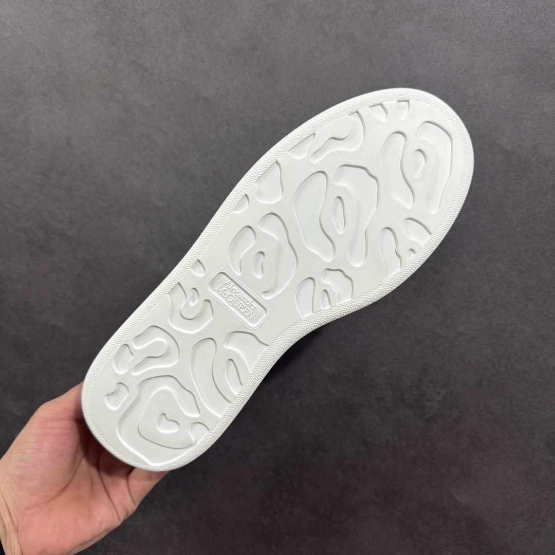 图片[9]-【顶级特价版】亚历山大 Alexander McQueen 麦昆小白鞋 全套专柜包装物及配件(附送快递加固牛皮纸盒) 外盒标嵌入核心防伪芯片装置,秒杀市面文案版本 鞋底支持NFC原码独立扫描 采用丝绸硬质头层小牛皮鞋面材质 内外超软小羊皮贴脚透气及超软PU脚感乳胶物料鞋 外置原抽真空高密度增高底 白色光滑牛皮革系带运动鞋，圆头设计，鞋跟点缀黑色绒面革细节。搭配宽扁鞋带，鞋舌和后帮饰有 Alexander McQueen 品牌标志。阔型橡胶鞋底。运动鞋另配一副白色鞋带材料 100% 小牛皮 所有细节与原版一致 尺码：35 36 37 38 39 40 41 42 43 44 45-选品中心