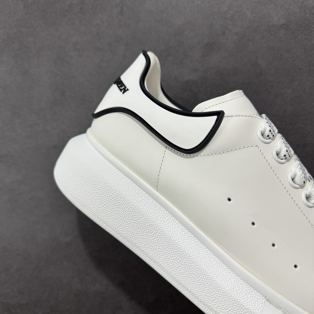 图片[6]-【顶级特价版】亚历山大 Alexander McQueen 麦昆小白鞋 全套专柜包装物及配件(附送快递加固牛皮纸盒) 外盒标嵌入核心防伪芯片装置,秒杀市面文案版本 鞋底支持NFC原码独立扫描 采用丝绸硬质头层小牛皮鞋面材质 内外超软小羊皮贴脚透气及超软PU脚感乳胶物料鞋 外置原抽真空高密度增高底 白色光滑牛皮革系带运动鞋，圆头设计，鞋跟点缀黑色绒面革细节。搭配宽扁鞋带，鞋舌和后帮饰有 Alexander McQueen 品牌标志。阔型橡胶鞋底。运动鞋另配一副白色鞋带材料 100% 小牛皮 所有细节与原版一致 尺码：35 36 37 38 39 40 41 42 43 44 45-选品中心