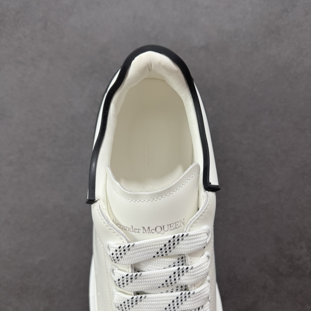图片[7]-【顶级特价版】亚历山大 Alexander McQueen 麦昆小白鞋 全套专柜包装物及配件(附送快递加固牛皮纸盒) 外盒标嵌入核心防伪芯片装置,秒杀市面文案版本 鞋底支持NFC原码独立扫描 采用丝绸硬质头层小牛皮鞋面材质 内外超软小羊皮贴脚透气及超软PU脚感乳胶物料鞋 外置原抽真空高密度增高底 白色光滑牛皮革系带运动鞋，圆头设计，鞋跟点缀黑色绒面革细节。搭配宽扁鞋带，鞋舌和后帮饰有 Alexander McQueen 品牌标志。阔型橡胶鞋底。运动鞋另配一副白色鞋带材料 100% 小牛皮 所有细节与原版一致 尺码：35 36 37 38 39 40 41 42 43 44 45-选品中心