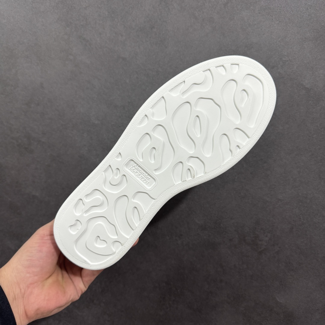 图片[9]-【顶级特价版】亚历山大 Alexander McQueen 麦昆小白鞋 全套专柜包装物及配件(附送快递加固牛皮纸盒) 外盒标嵌入核心防伪芯片装置,秒杀市面文案版本 鞋底支持NFC原码独立扫描 采用丝绸硬质头层小牛皮鞋面材质 内外超软小羊皮贴脚透气及超软PU脚感乳胶物料鞋 外置原抽真空高密度增高底 白色光滑牛皮革系带运动鞋，圆头设计，鞋跟点缀黑色绒面革细节。搭配宽扁鞋带，鞋舌和后帮饰有 Alexander McQueen 品牌标志。阔型橡胶鞋底。运动鞋另配一副白色鞋带材料 100% 小牛皮 所有细节与原版一致 尺码：35 36 37 38 39 40 41 42 43 44 45-选品中心