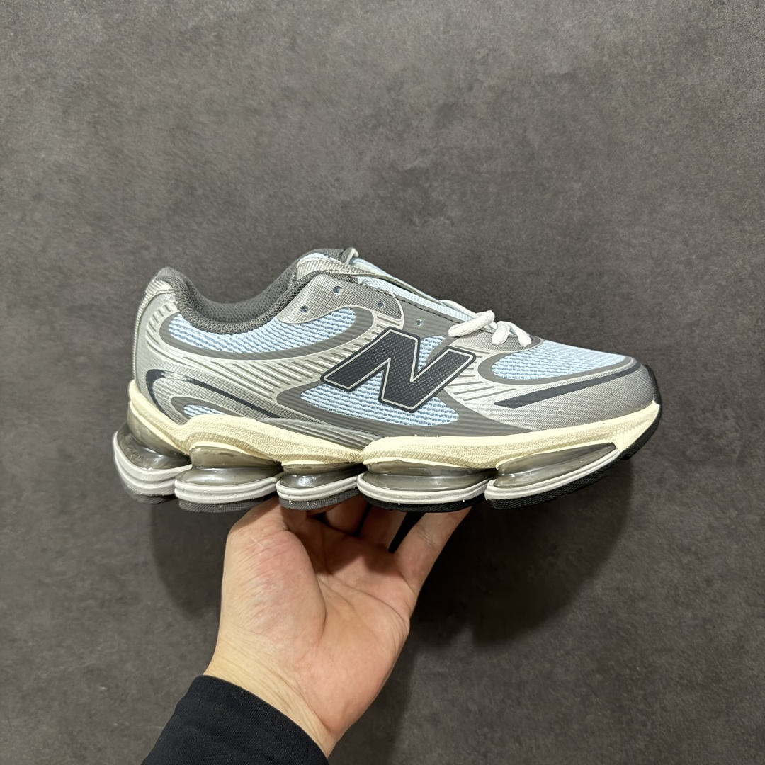 【公司级】New Balance NB2000 舒适百搭防滑耐磨低帮 休闲跑步鞋 New Balance 在近两年的球鞋市场屡出奇招,在经典鞋型保持进一步增长的同时,推出的每一款新鞋型也都有傲人的战绩。在 327、9060 等鞋型获得成功之后,今天 New Balance 家族又迎来了新鲜血液的注入。这双New Balance 2000 依然是融合了新旧元素的跑鞋造型,命名为 2000,或许是它的设计理念有着 Y2K 的血统。最大的亮点,在于这双鞋的中底。外侧以五个ABZORB 单元,带来极具辨识度和冲击力的视觉效果,让这双鞋在外观和脚感方面都颇具吸引力。 尺码:36 37 37.5 38 38.5 39 40 40.5 41 42 42.5 43 44 45-选品中心