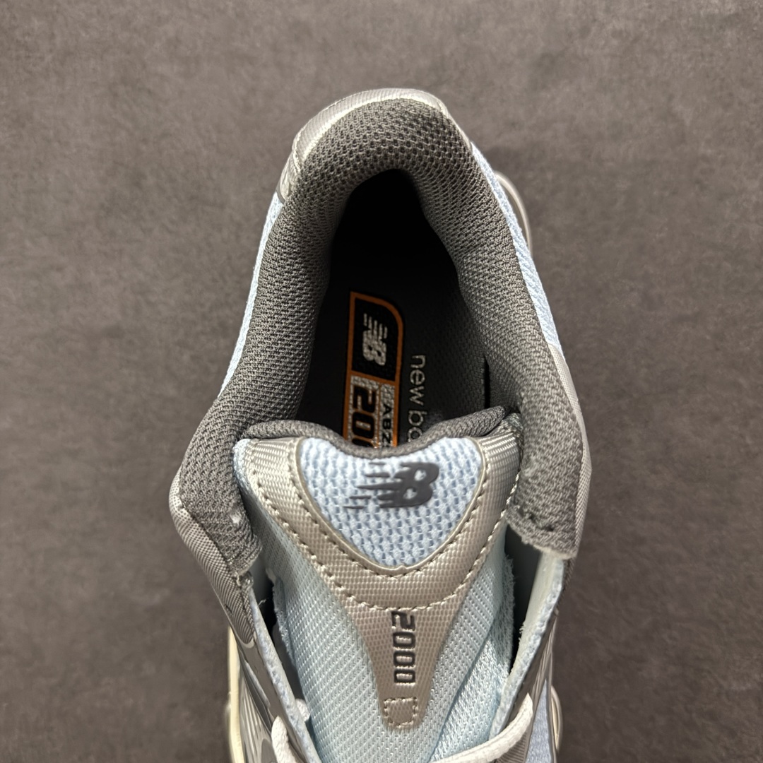 图片[7]-【公司级】New Balance NB2000 舒适百搭防滑耐磨低帮 休闲跑步鞋 New Balance 在近两年的球鞋市场屡出奇招，在经典鞋型保持进一步增长的同时，推出的每一款新鞋型也都有傲人的战绩。在 327、9060 等鞋型获得成功之后，今天 New Balance 家族又迎来了新鲜血液的注入。这双New Balance 2000 依然是融合了新旧元素的跑鞋造型，命名为 2000，或许是它的设计理念有着 Y2K 的血统。最大的亮点，在于这双鞋的中底。外侧以五个ABZORB 单元，带来极具辨识度和冲击力的视觉效果，让这双鞋在外观和脚感方面都颇具吸引力。 尺码：36 37 37.5 38 38.5 39 40 40.5 41 42 42.5 43 44 45-选品中心