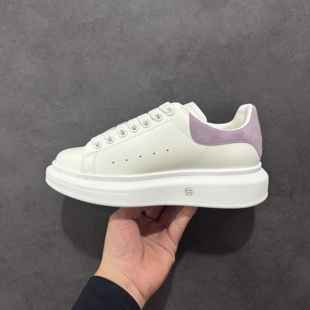 图片[2]-【顶级特价版】亚历山大 Alexander McQueen 麦昆小白鞋 全套专柜包装物及配件(附送快递加固牛皮纸盒) 外盒标嵌入核心防伪芯片装置,秒杀市面文案版本 鞋底支持NFC原码独立扫描 采用丝绸硬质头层小牛皮鞋面材质 内外超软小羊皮贴脚透气及超软PU脚感乳胶物料鞋 外置原抽真空高密度增高底 白色光滑牛皮革系带运动鞋，圆头设计，鞋跟点缀黑色绒面革细节。搭配宽扁鞋带，鞋舌和后帮饰有 Alexander McQueen 品牌标志。阔型橡胶鞋底。运动鞋另配一副白色鞋带材料 100% 小牛皮 所有细节与原版一致 尺码：35 36 37 38 39 40 41 42 43 44 45-选品中心