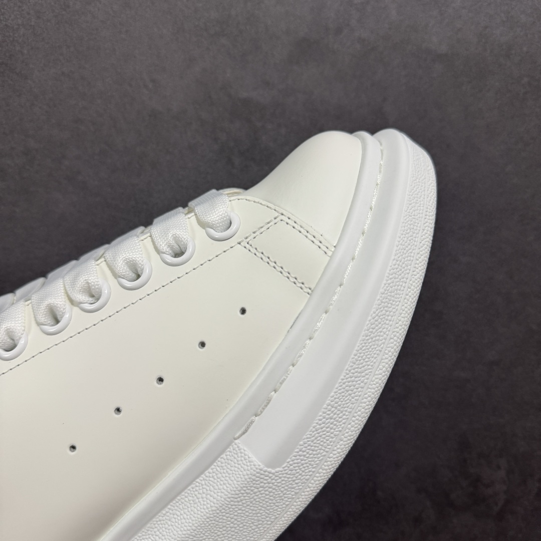 图片[5]-【顶级特价版】亚历山大 Alexander McQueen 麦昆小白鞋 全套专柜包装物及配件(附送快递加固牛皮纸盒) 外盒标嵌入核心防伪芯片装置,秒杀市面文案版本 鞋底支持NFC原码独立扫描 采用丝绸硬质头层小牛皮鞋面材质 内外超软小羊皮贴脚透气及超软PU脚感乳胶物料鞋 外置原抽真空高密度增高底 白色光滑牛皮革系带运动鞋，圆头设计，鞋跟点缀黑色绒面革细节。搭配宽扁鞋带，鞋舌和后帮饰有 Alexander McQueen 品牌标志。阔型橡胶鞋底。运动鞋另配一副白色鞋带材料 100% 小牛皮 所有细节与原版一致 尺码：35 36 37 38 39 40 41 42 43 44 45-选品中心