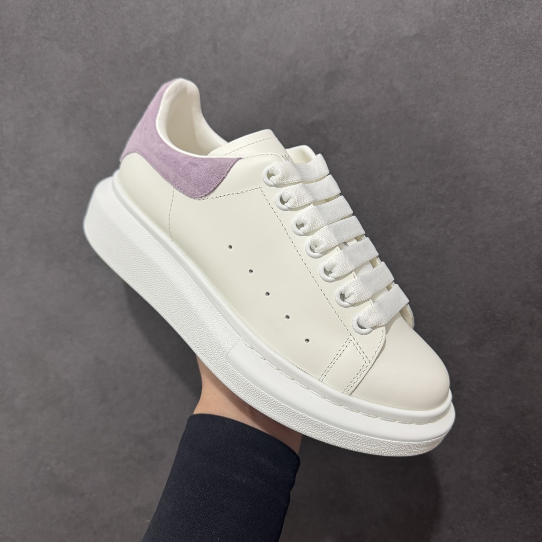 图片[3]-【顶级特价版】亚历山大 Alexander McQueen 麦昆小白鞋 全套专柜包装物及配件(附送快递加固牛皮纸盒) 外盒标嵌入核心防伪芯片装置,秒杀市面文案版本 鞋底支持NFC原码独立扫描 采用丝绸硬质头层小牛皮鞋面材质 内外超软小羊皮贴脚透气及超软PU脚感乳胶物料鞋 外置原抽真空高密度增高底 白色光滑牛皮革系带运动鞋，圆头设计，鞋跟点缀黑色绒面革细节。搭配宽扁鞋带，鞋舌和后帮饰有 Alexander McQueen 品牌标志。阔型橡胶鞋底。运动鞋另配一副白色鞋带材料 100% 小牛皮 所有细节与原版一致 尺码：35 36 37 38 39 40 41 42 43 44 45-选品中心