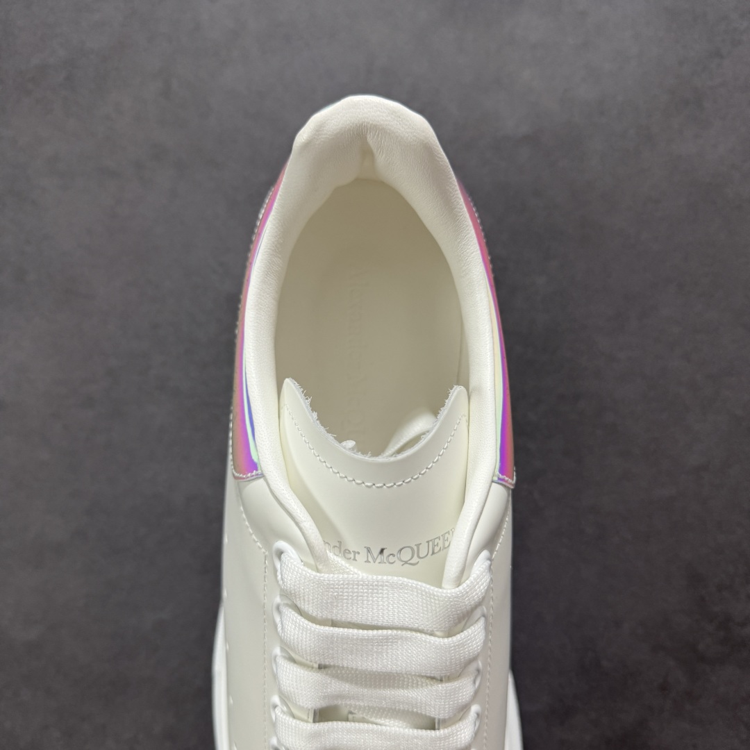 图片[7]-【顶级特价版】亚历山大 Alexander McQueen 麦昆小白鞋 全套专柜包装物及配件(附送快递加固牛皮纸盒) 外盒标嵌入核心防伪芯片装置,秒杀市面文案版本 鞋底支持NFC原码独立扫描 采用丝绸硬质头层小牛皮鞋面材质 内外超软小羊皮贴脚透气及超软PU脚感乳胶物料鞋 外置原抽真空高密度增高底 白色光滑牛皮革系带运动鞋，圆头设计，鞋跟点缀黑色绒面革细节。搭配宽扁鞋带，鞋舌和后帮饰有 Alexander McQueen 品牌标志。阔型橡胶鞋底。运动鞋另配一副白色鞋带材料 100% 小牛皮 所有细节与原版一致 尺码：35 36 37 38 39 40 41 42 43 44 45-选品中心
