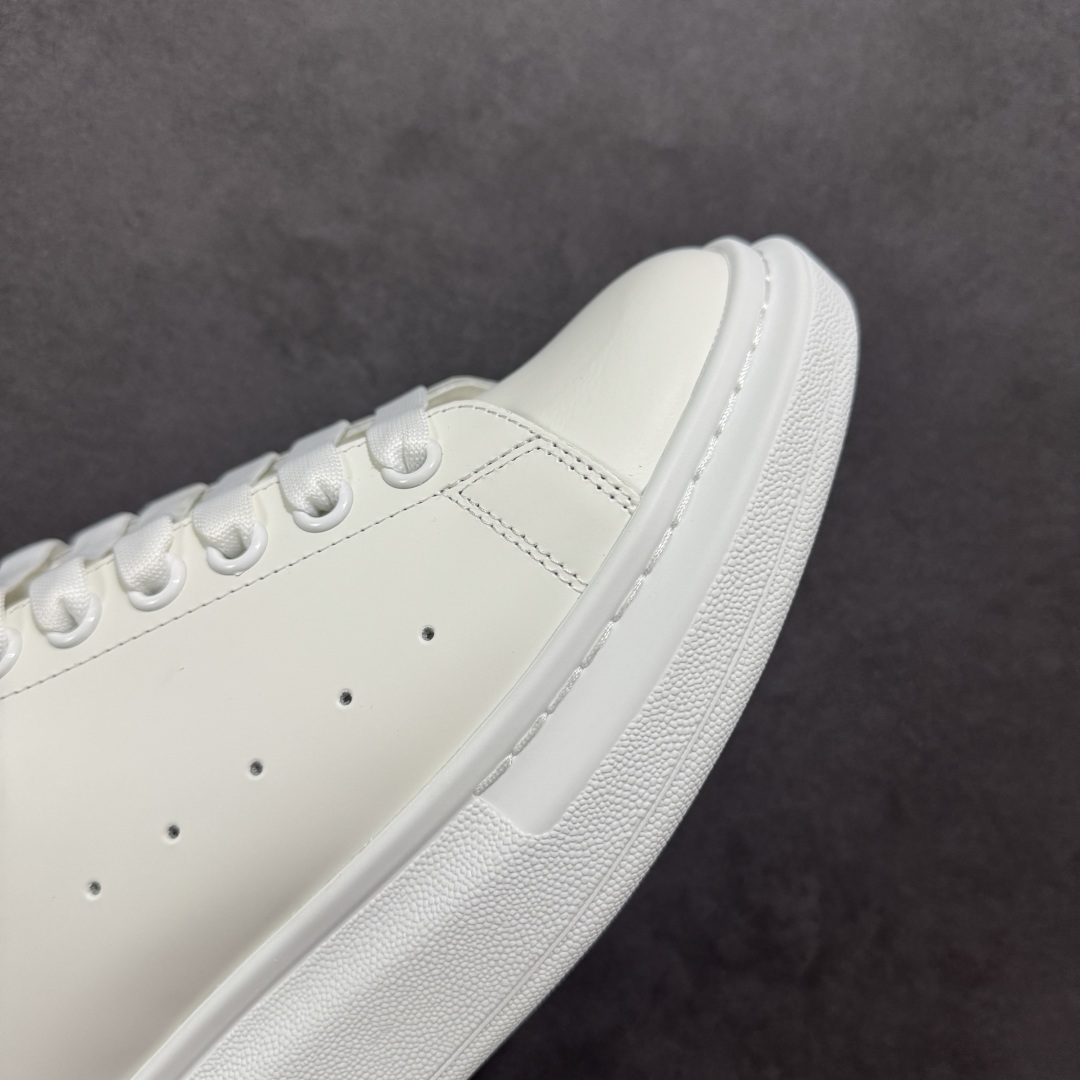 图片[5]-【顶级特价版】亚历山大 Alexander McQueen 麦昆小白鞋 全套专柜包装物及配件(附送快递加固牛皮纸盒) 外盒标嵌入核心防伪芯片装置,秒杀市面文案版本 鞋底支持NFC原码独立扫描 采用丝绸硬质头层小牛皮鞋面材质 内外超软小羊皮贴脚透气及超软PU脚感乳胶物料鞋 外置原抽真空高密度增高底 白色光滑牛皮革系带运动鞋，圆头设计，鞋跟点缀黑色绒面革细节。搭配宽扁鞋带，鞋舌和后帮饰有 Alexander McQueen 品牌标志。阔型橡胶鞋底。运动鞋另配一副白色鞋带材料 100% 小牛皮 所有细节与原版一致 尺码：35 36 37 38 39 40 41 42 43 44 45-选品中心