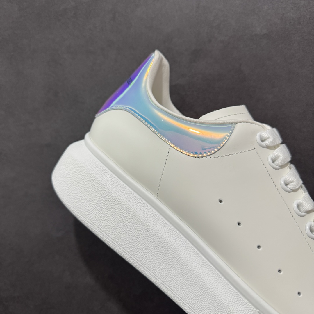 图片[6]-【顶级特价版】亚历山大 Alexander McQueen 麦昆小白鞋 全套专柜包装物及配件(附送快递加固牛皮纸盒) 外盒标嵌入核心防伪芯片装置,秒杀市面文案版本 鞋底支持NFC原码独立扫描 采用丝绸硬质头层小牛皮鞋面材质 内外超软小羊皮贴脚透气及超软PU脚感乳胶物料鞋 外置原抽真空高密度增高底 白色光滑牛皮革系带运动鞋，圆头设计，鞋跟点缀黑色绒面革细节。搭配宽扁鞋带，鞋舌和后帮饰有 Alexander McQueen 品牌标志。阔型橡胶鞋底。运动鞋另配一副白色鞋带材料 100% 小牛皮 所有细节与原版一致 尺码：35 36 37 38 39 40 41 42 43 44 45-选品中心