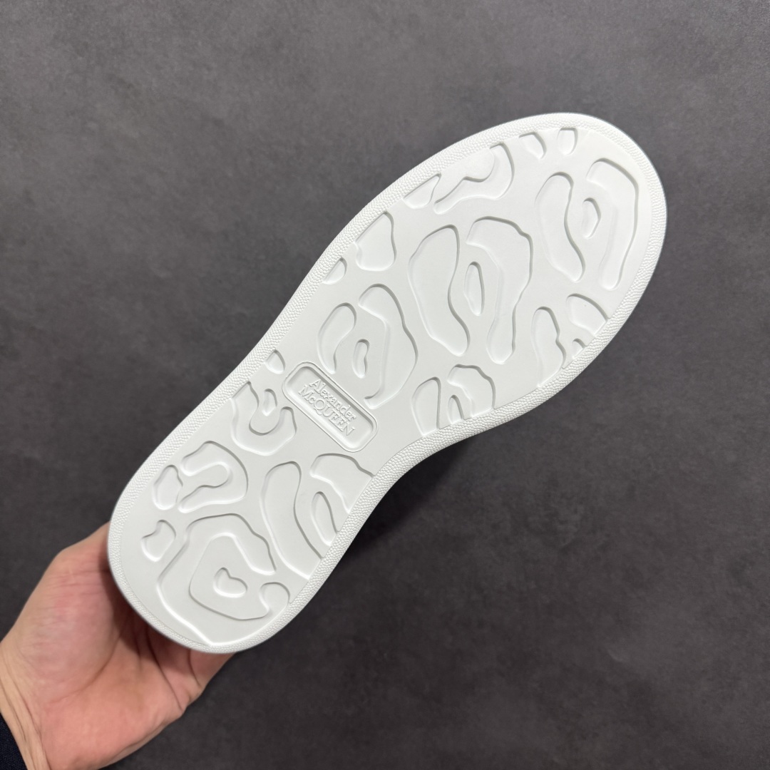 图片[9]-【顶级特价版】亚历山大 Alexander McQueen 麦昆小白鞋 全套专柜包装物及配件(附送快递加固牛皮纸盒) 外盒标嵌入核心防伪芯片装置,秒杀市面文案版本 鞋底支持NFC原码独立扫描 采用丝绸硬质头层小牛皮鞋面材质 内外超软小羊皮贴脚透气及超软PU脚感乳胶物料鞋 外置原抽真空高密度增高底 白色光滑牛皮革系带运动鞋，圆头设计，鞋跟点缀黑色绒面革细节。搭配宽扁鞋带，鞋舌和后帮饰有 Alexander McQueen 品牌标志。阔型橡胶鞋底。运动鞋另配一副白色鞋带材料 100% 小牛皮 所有细节与原版一致 尺码：35 36 37 38 39 40 41 42 43 44 45-选品中心