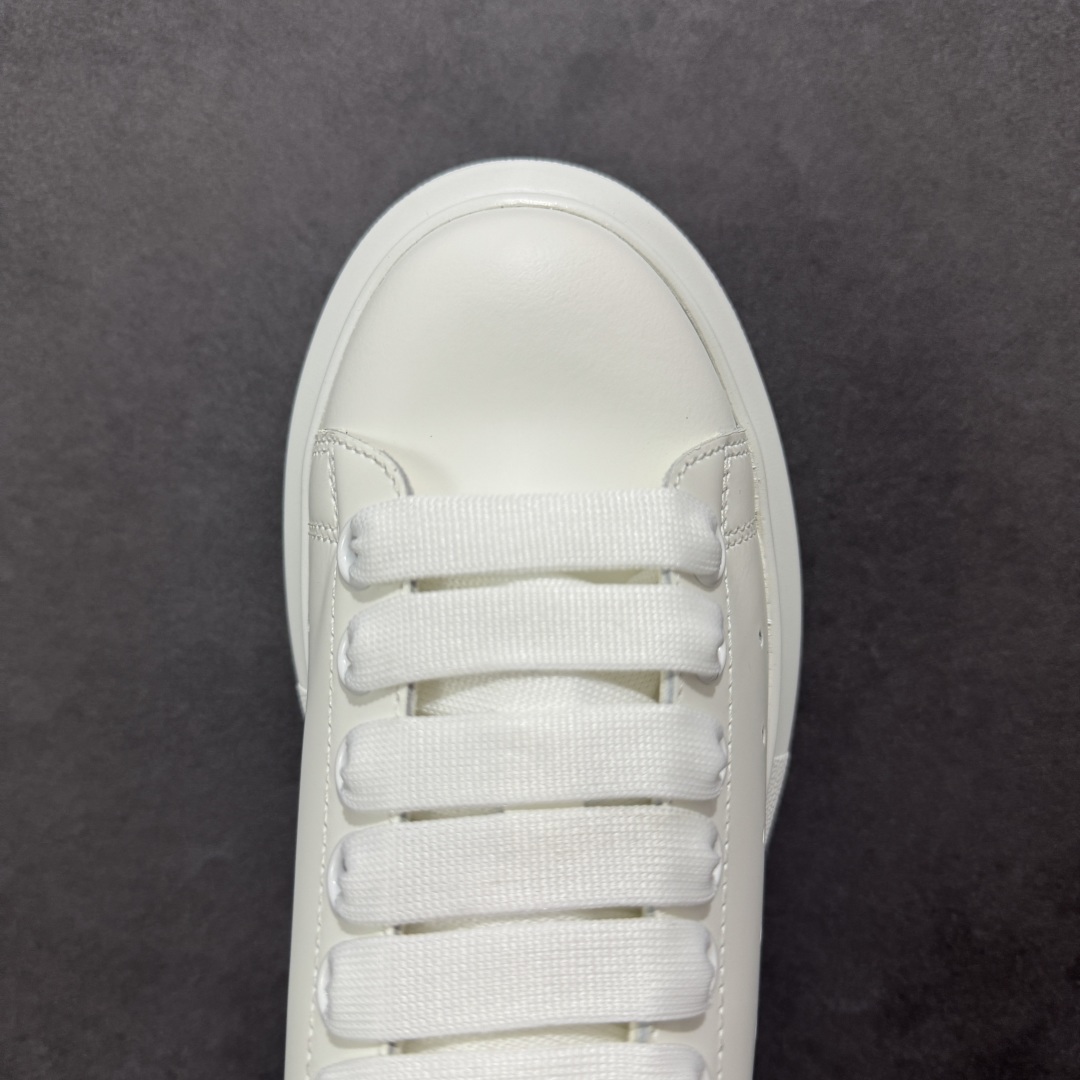 图片[8]-【顶级特价版】亚历山大 Alexander McQueen 麦昆小白鞋 全套专柜包装物及配件(附送快递加固牛皮纸盒) 外盒标嵌入核心防伪芯片装置,秒杀市面文案版本 鞋底支持NFC原码独立扫描 采用丝绸硬质头层小牛皮鞋面材质 内外超软小羊皮贴脚透气及超软PU脚感乳胶物料鞋 外置原抽真空高密度增高底 白色光滑牛皮革系带运动鞋，圆头设计，鞋跟点缀黑色绒面革细节。搭配宽扁鞋带，鞋舌和后帮饰有 Alexander McQueen 品牌标志。阔型橡胶鞋底。运动鞋另配一副白色鞋带材料 100% 小牛皮 所有细节与原版一致 尺码：35 36 37 38 39 40 41 42 43 44 45-选品中心