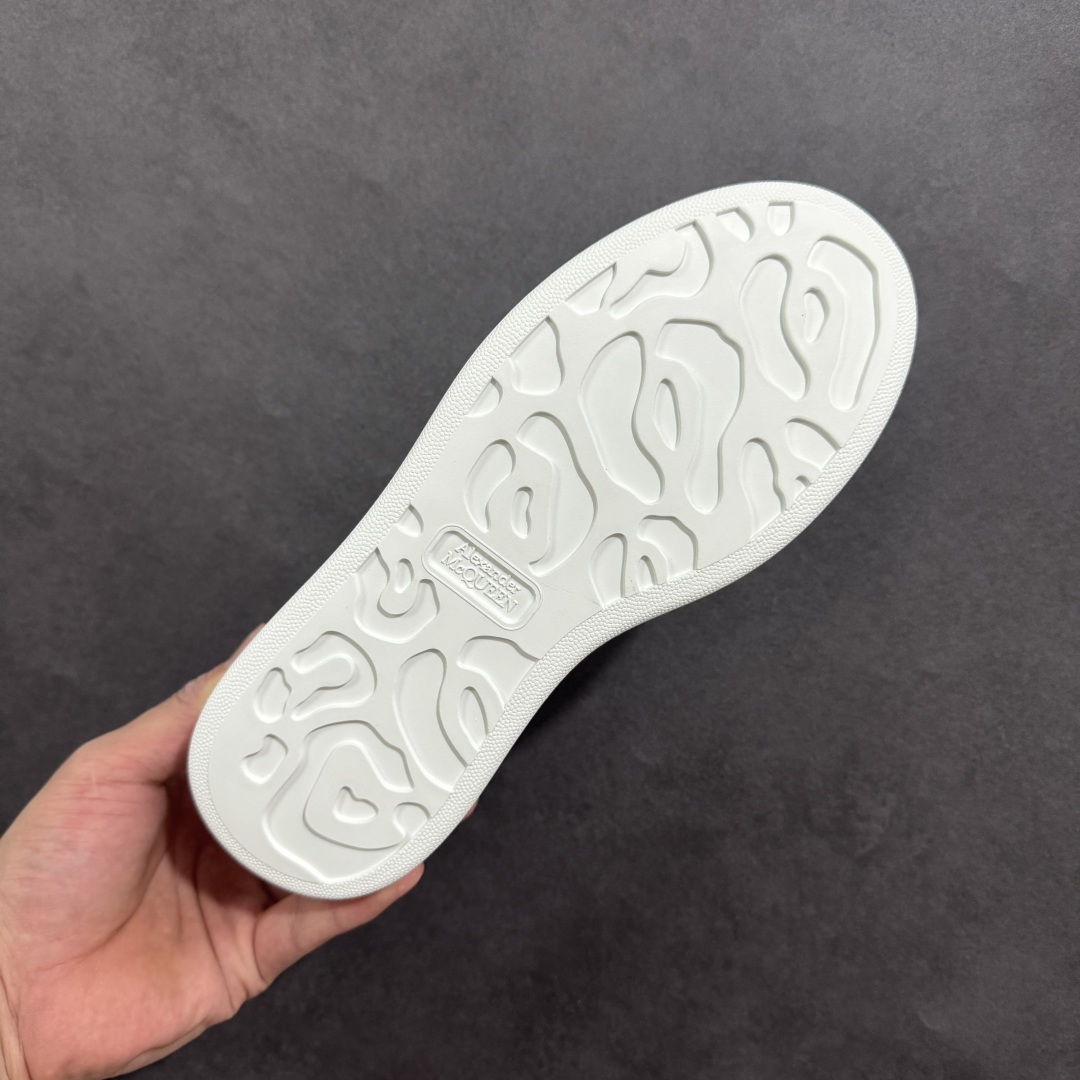 图片[9]-【顶级特价版】亚历山大 Alexander McQueen 麦昆小白鞋 全套专柜包装物及配件(附送快递加固牛皮纸盒) 外盒标嵌入核心防伪芯片装置,秒杀市面文案版本 鞋底支持NFC原码独立扫描 采用丝绸硬质头层小牛皮鞋面材质 内外超软小羊皮贴脚透气及超软PU脚感乳胶物料鞋 外置原抽真空高密度增高底 白色光滑牛皮革系带运动鞋，圆头设计，鞋跟点缀黑色绒面革细节。搭配宽扁鞋带，鞋舌和后帮饰有 Alexander McQueen 品牌标志。阔型橡胶鞋底。运动鞋另配一副白色鞋带材料 100% 小牛皮 所有细节与原版一致 尺码：35 36 37 38 39 40 41 42 43 44 45-选品中心