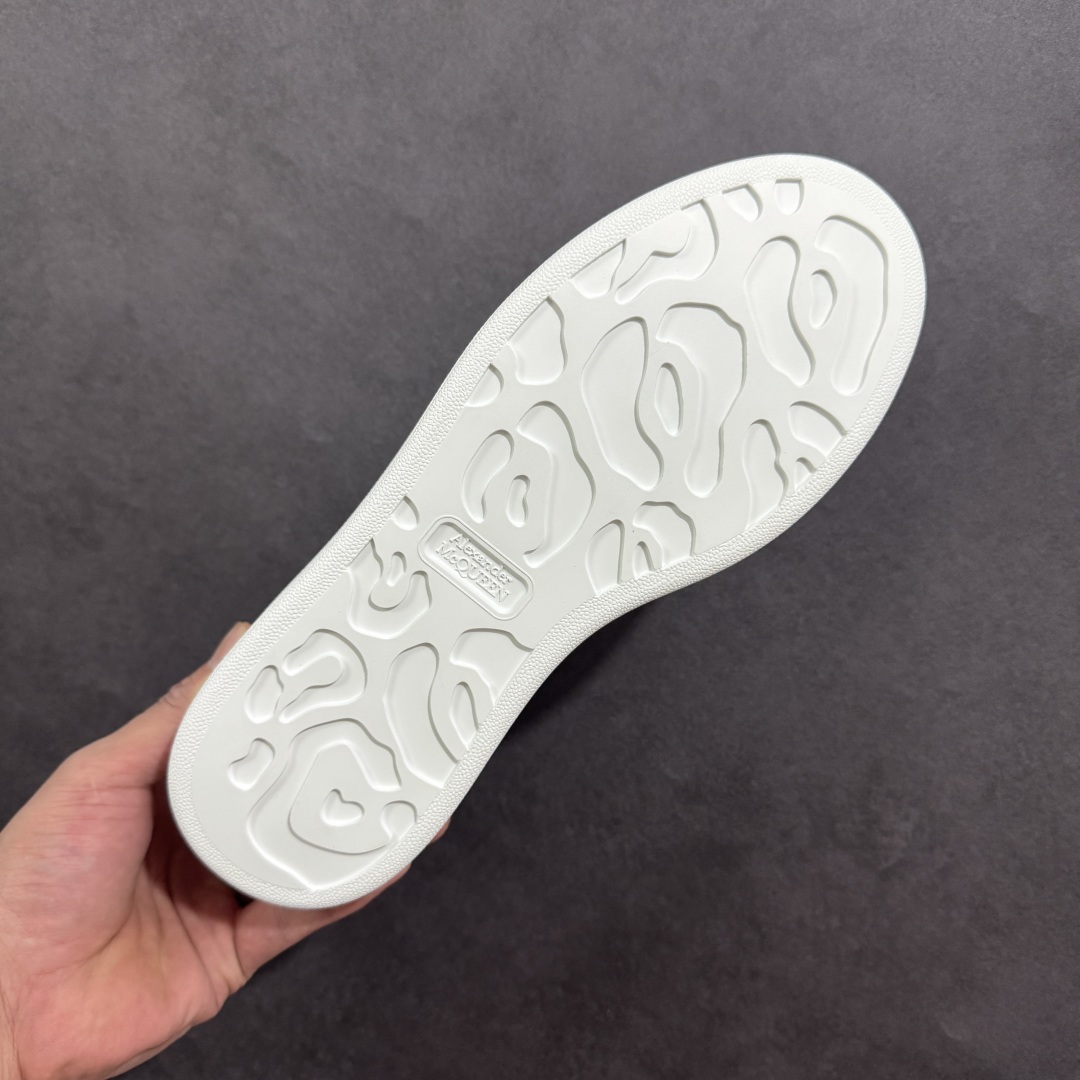 图片[9]-【顶级特价版】亚历山大 Alexander McQueen 麦昆小白鞋 全套专柜包装物及配件(附送快递加固牛皮纸盒) 外盒标嵌入核心防伪芯片装置,秒杀市面文案版本 鞋底支持NFC原码独立扫描 采用丝绸硬质头层小牛皮鞋面材质 内外超软小羊皮贴脚透气及超软PU脚感乳胶物料鞋 外置原抽真空高密度增高底 白色光滑牛皮革系带运动鞋，圆头设计，鞋跟点缀黑色绒面革细节。搭配宽扁鞋带，鞋舌和后帮饰有 Alexander McQueen 品牌标志。阔型橡胶鞋底。运动鞋另配一副白色鞋带材料 100% 小牛皮 所有细节与原版一致 尺码：35 36 37 38 39 40 41 42 43 44 45-选品中心