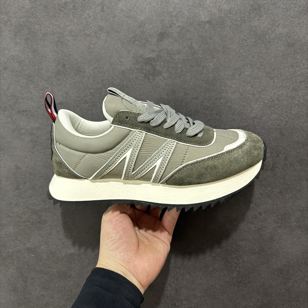 【公司级】Moncler蒙口Pacey男士运动鞋 Lacey尼龙运动鞋是男士系列的单品,彰显时尚美学和复古风格。 轻巧灵活,低帮款式设计,采用尼龙制成,饰有醒目标识和M字形细节。网眼衬里,轻盈TPU中底,橡胶处理PU底面 尺码: 36-44-选品中心