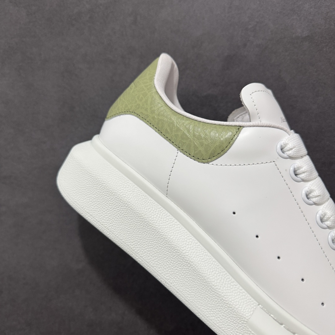 图片[6]-【顶级特价版】亚历山大 Alexander McQueen 麦昆小白鞋 全套专柜包装物及配件(附送快递加固牛皮纸盒) 外盒标嵌入核心防伪芯片装置,秒杀市面文案版本 鞋底支持NFC原码独立扫描 采用丝绸硬质头层小牛皮鞋面材质 内外超软小羊皮贴脚透气及超软PU脚感乳胶物料鞋 外置原抽真空高密度增高底 白色光滑牛皮革系带运动鞋，圆头设计，鞋跟点缀黑色绒面革细节。搭配宽扁鞋带，鞋舌和后帮饰有 Alexander McQueen 品牌标志。阔型橡胶鞋底。运动鞋另配一副白色鞋带材料 100% 小牛皮 所有细节与原版一致 尺码：35 36 37 38 39 40 41 42 43 44 45-选品中心