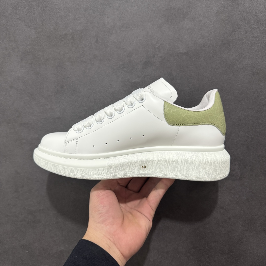 图片[2]-【顶级特价版】亚历山大 Alexander McQueen 麦昆小白鞋 全套专柜包装物及配件(附送快递加固牛皮纸盒) 外盒标嵌入核心防伪芯片装置,秒杀市面文案版本 鞋底支持NFC原码独立扫描 采用丝绸硬质头层小牛皮鞋面材质 内外超软小羊皮贴脚透气及超软PU脚感乳胶物料鞋 外置原抽真空高密度增高底 白色光滑牛皮革系带运动鞋，圆头设计，鞋跟点缀黑色绒面革细节。搭配宽扁鞋带，鞋舌和后帮饰有 Alexander McQueen 品牌标志。阔型橡胶鞋底。运动鞋另配一副白色鞋带材料 100% 小牛皮 所有细节与原版一致 尺码：35 36 37 38 39 40 41 42 43 44 45-选品中心